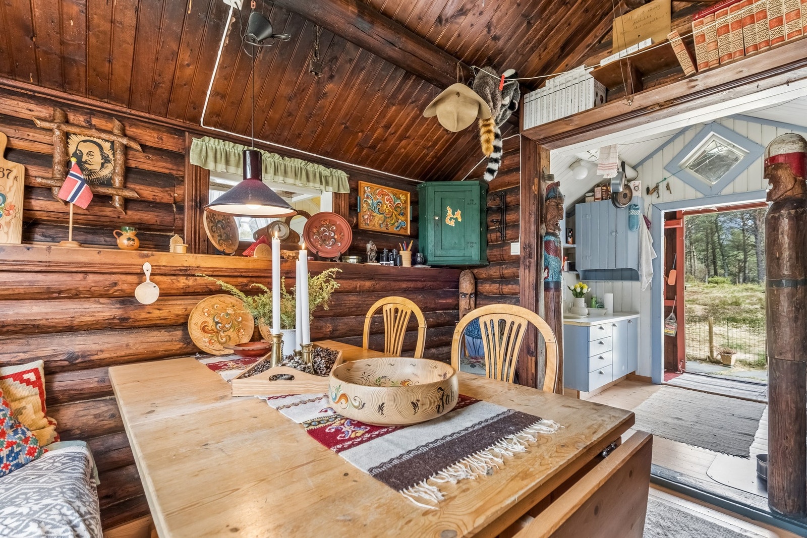 Spisestuen fungerer som et sosialt samlingspunkt, med tilknytning til både kjøkken og stue. Galleribilde