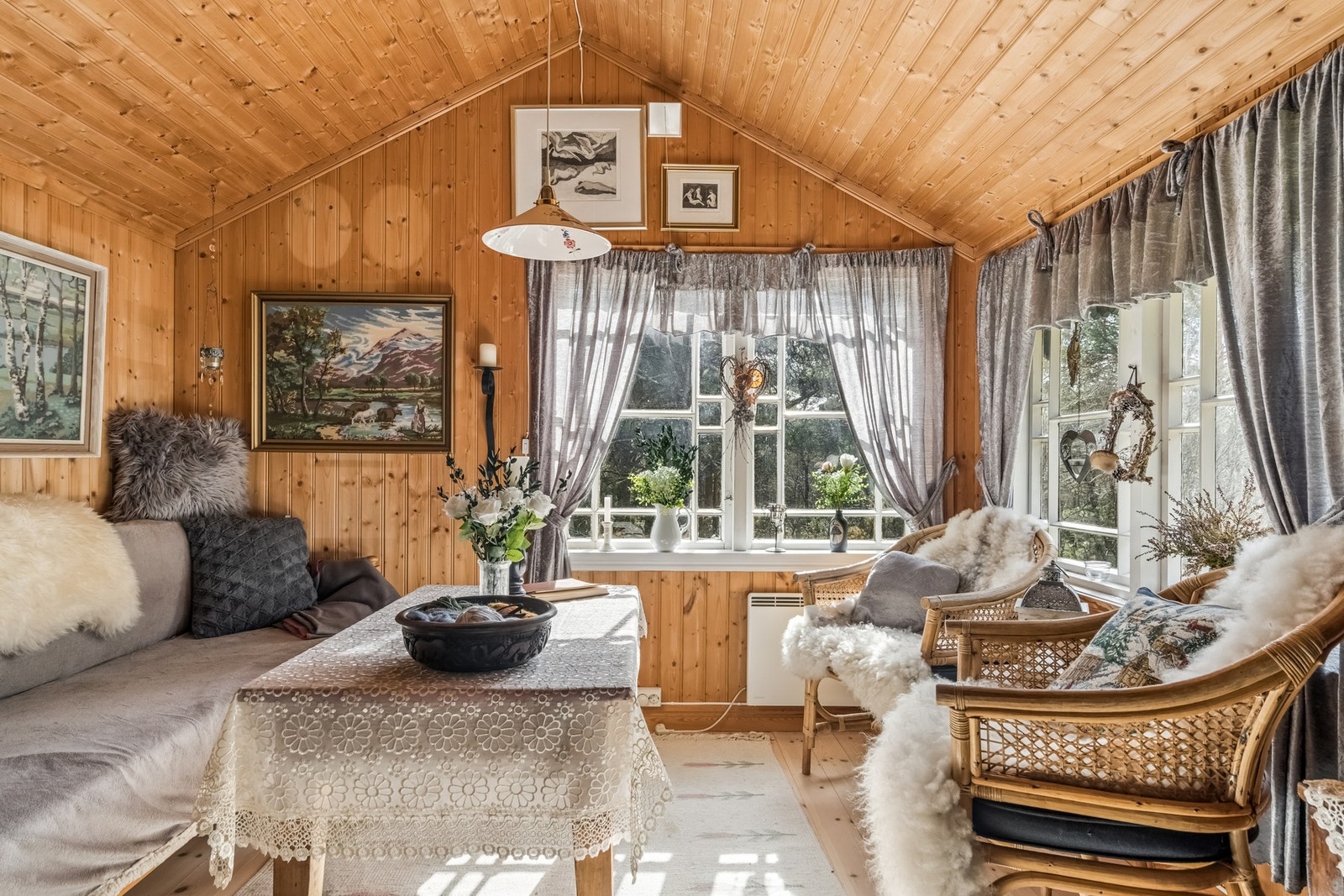 Store vindusflater gir godt med lys og utsikt mot den omkringliggende naturen. Galleribilde