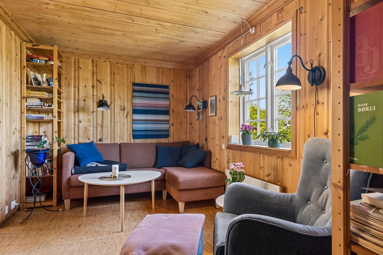 En av de mange stuene i kårboligen, med panelkledde vegger og god plass. Galleribilde