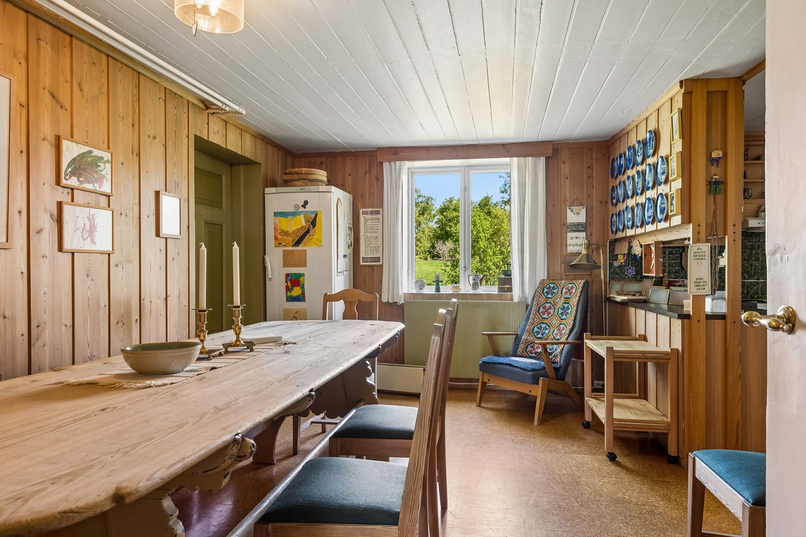 Spiseplassen på kjøkkenet i kårboligen er et naturlig samlingspunkt. Galleribilde
