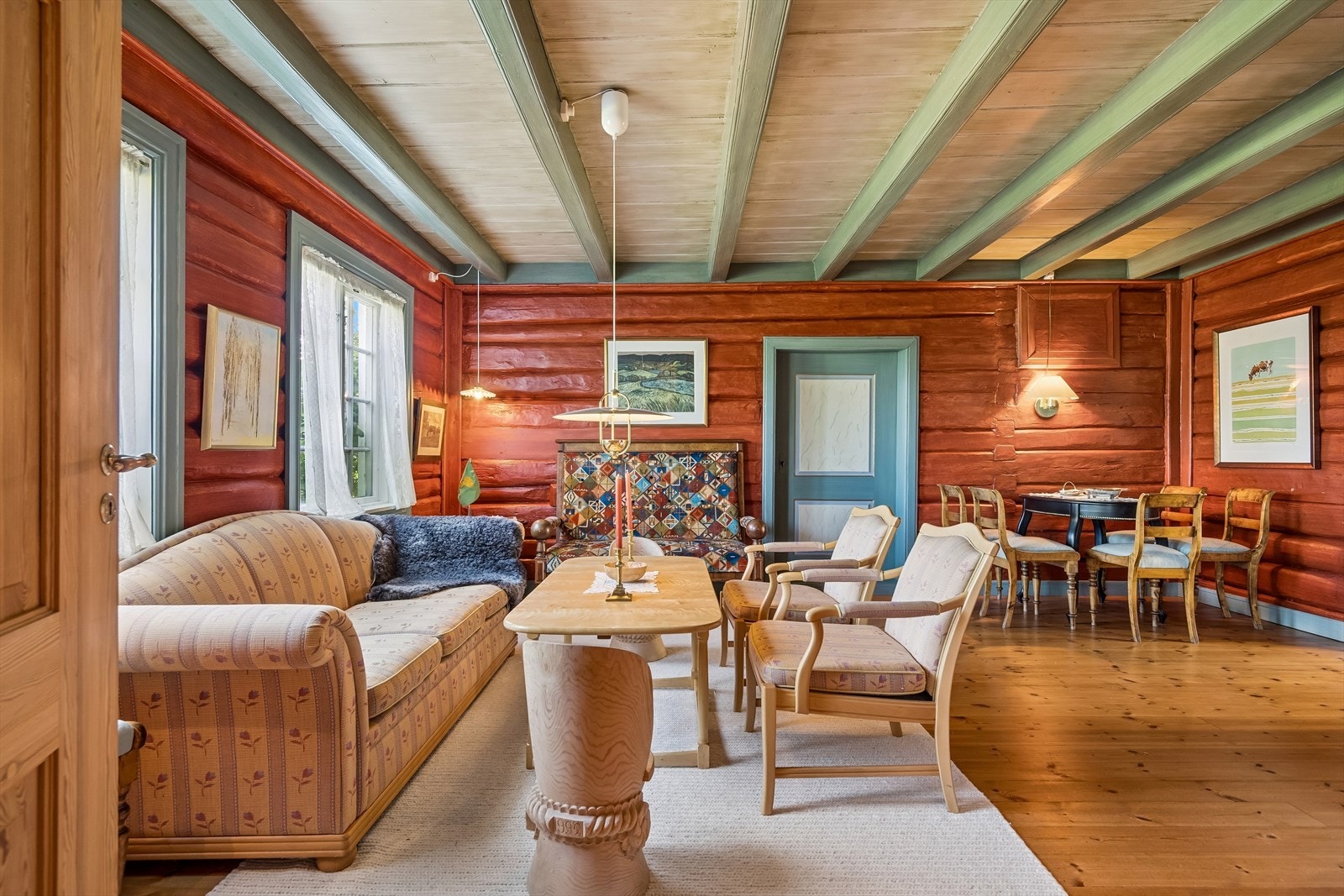 Finstuen i kårboligen er bevart i tradisjonell stil, med synlige tømmervegger og originale detaljer. Galleribilde