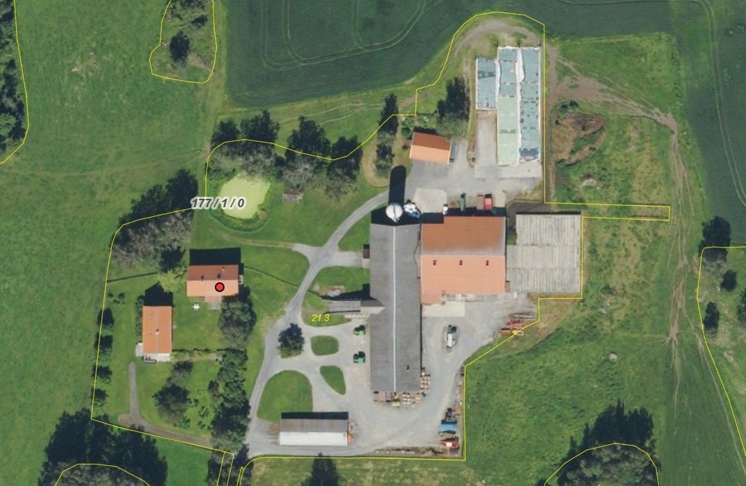 Kartutsnitt som viser plasseringen av bygningsmassen på gårdstunet. Galleribilde