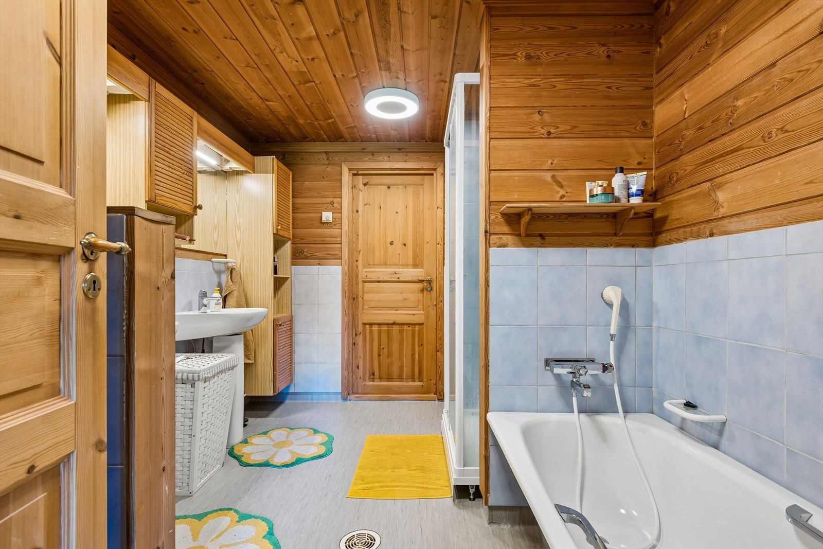 Badet er utstyrt med to håndvasker, som er praktisk for en stor familie. Galleribilde