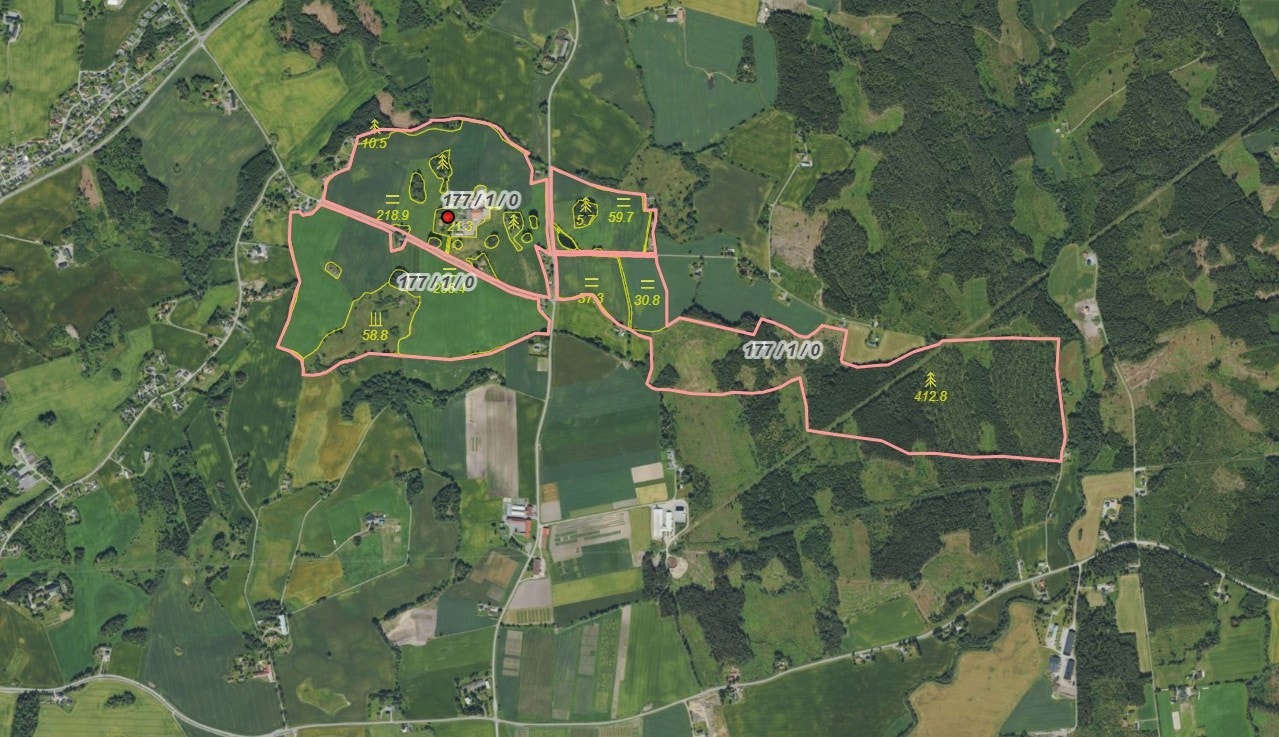Eiendommen er på totalt ca. 1100 dekar, hvorav 585,3 dekar er fulldyrket jord. Galleribilde