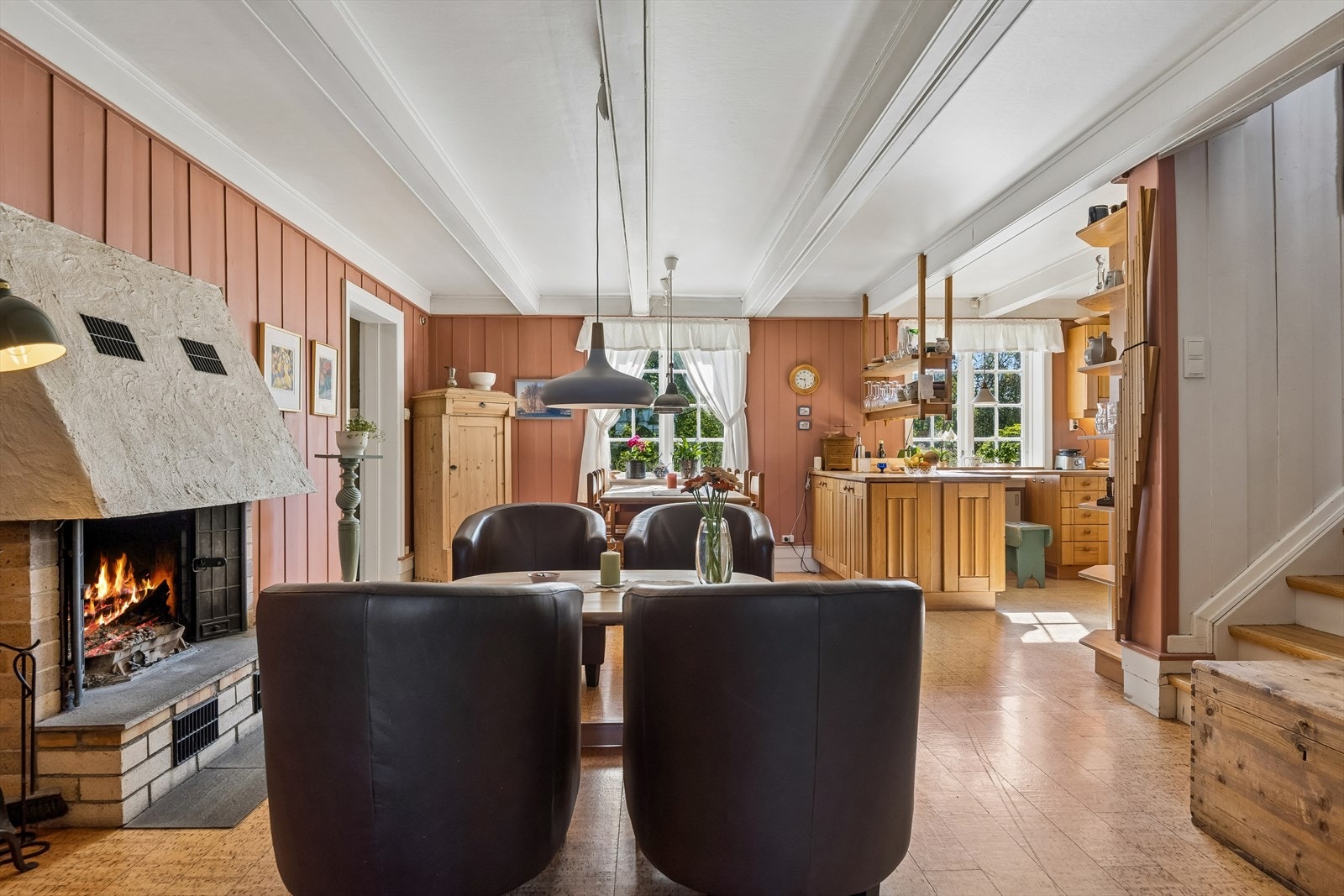 Peiskrok i kårboligen, stor åpen peis og i direkte tilknytning til kjøkkenet. Galleribilde