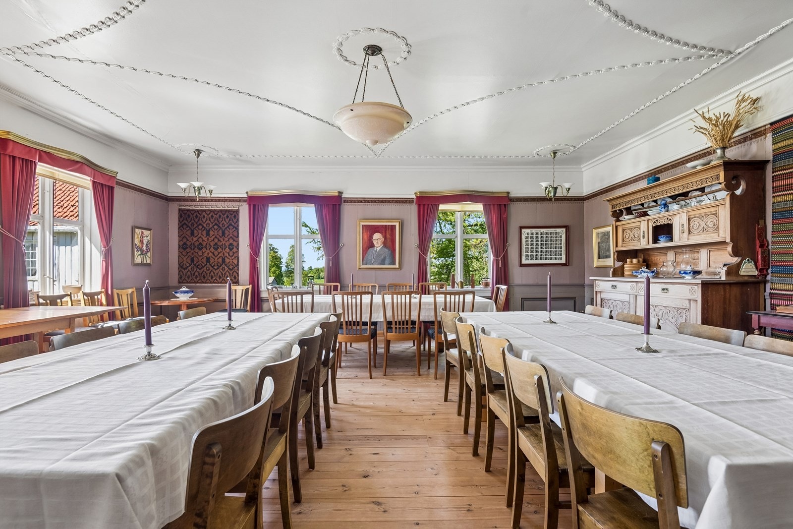 Den store festsalen i hovedbygningen egner seg utmerket for store anledninger. Galleribilde