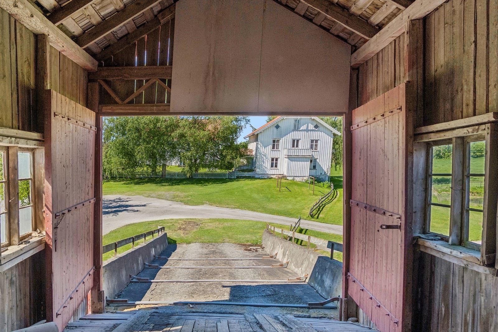 Fra låvebrua er det utsikt over gårdstunet. Galleribilde