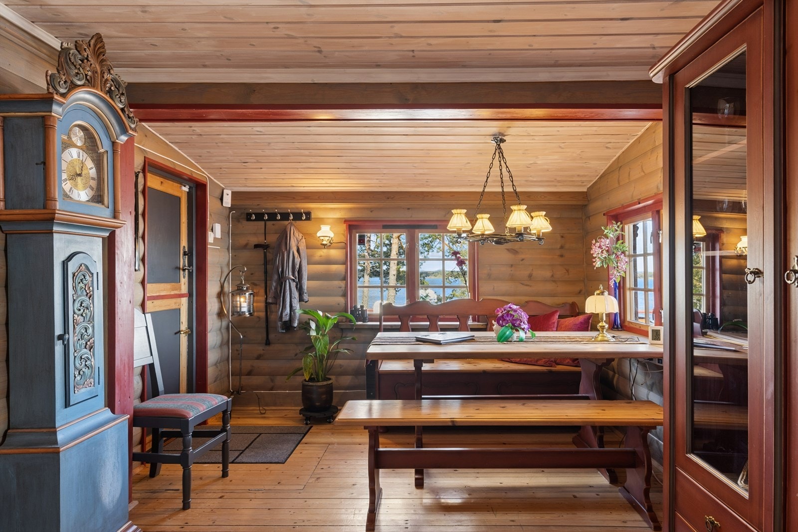 Koselig oppholdsrom med plass til familie og gjester Galleribilde