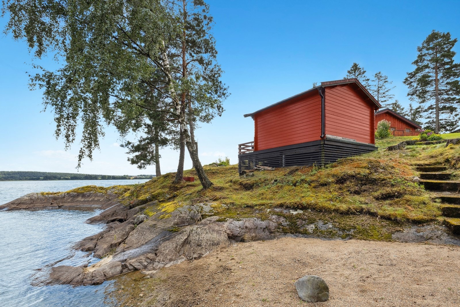 Egen sandstrand - perfekt for små og store Galleribilde
