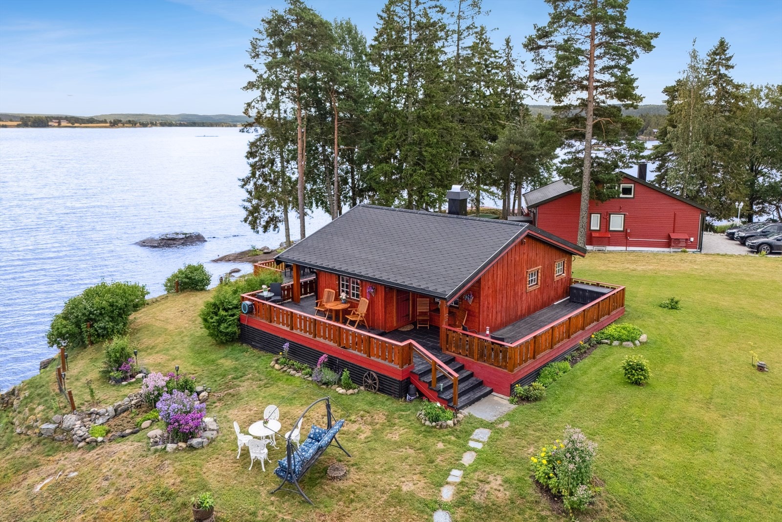 Romslige terrasser rundt hytta med gode solforhold Galleribilde