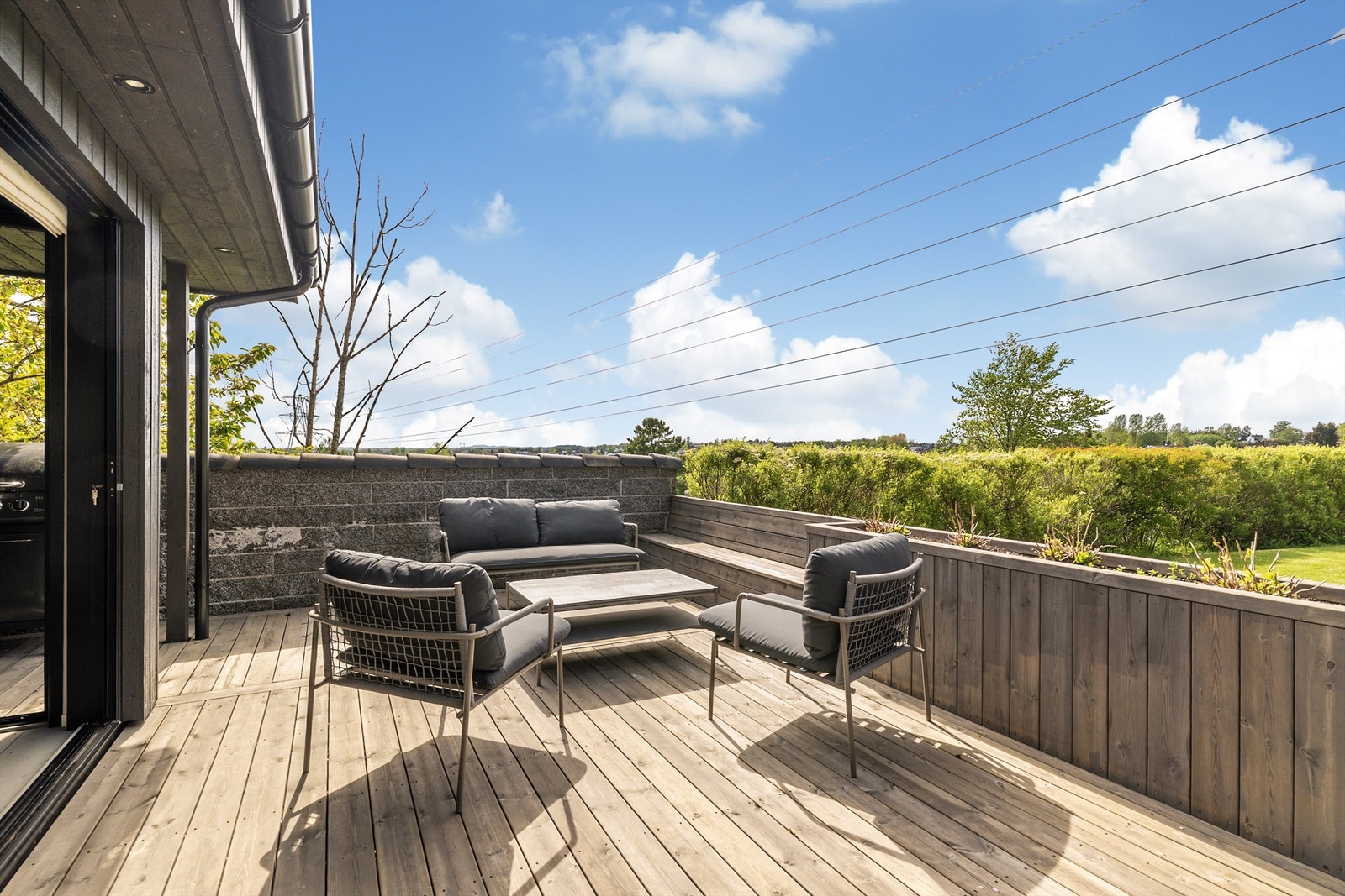 Terrassen ved utestuen er på ca. 44 m² og har god plass til utemøbler. Galleribilde