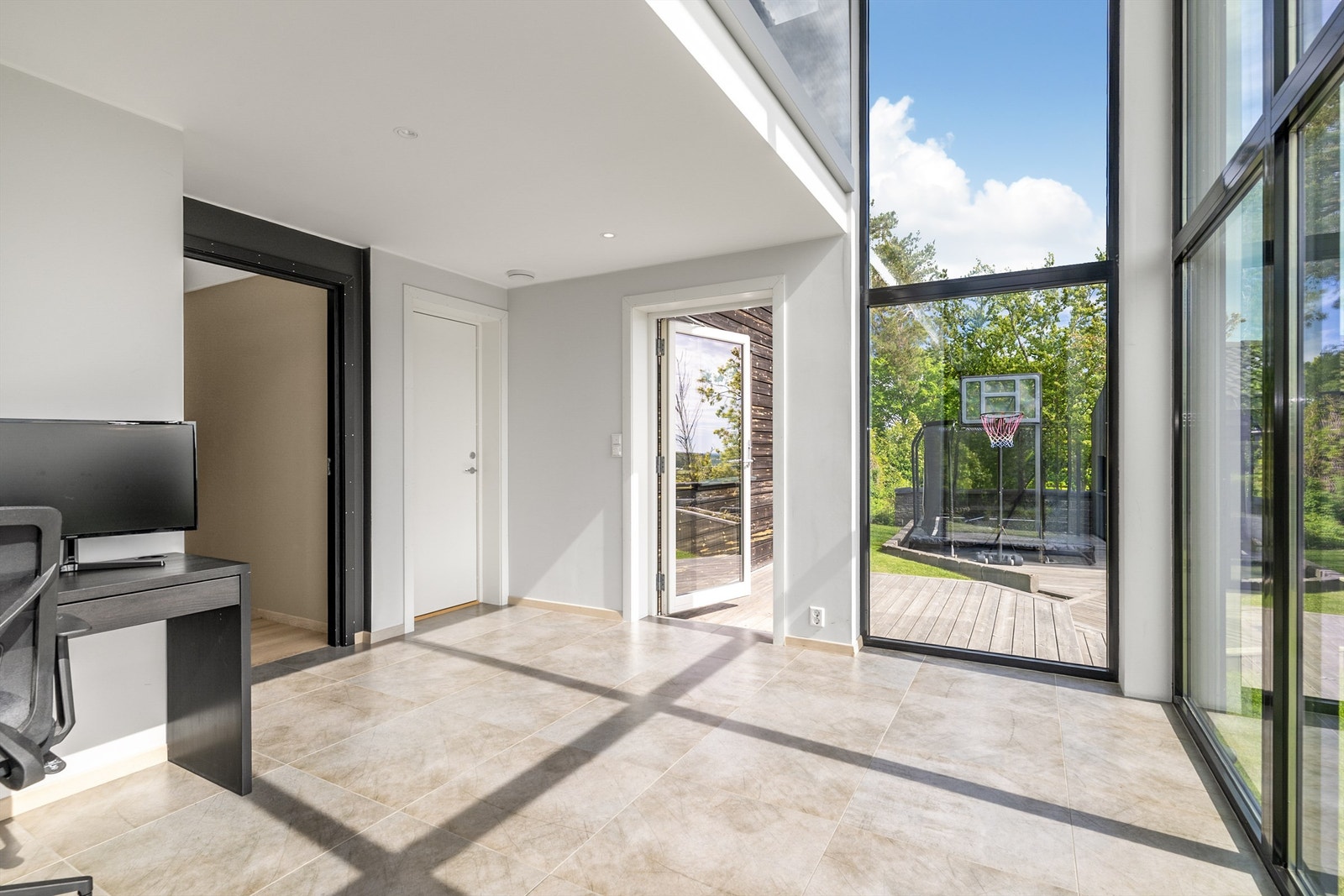 Her har man også direkte tilgang ut til terrasse og annekset/lysthuset. Rommet her er perfekt som en ekstra stue. Galleribilde
