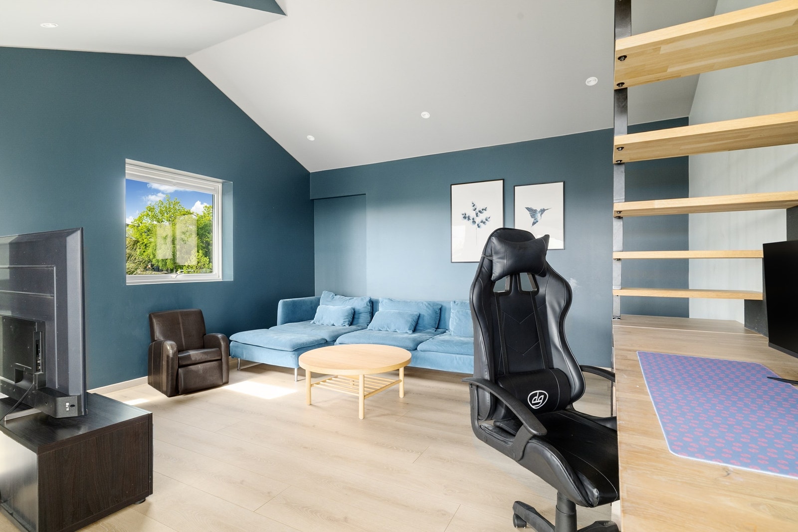 I kroken i stuen har man et fint sted å kunne h tv og sofa. Galleribilde