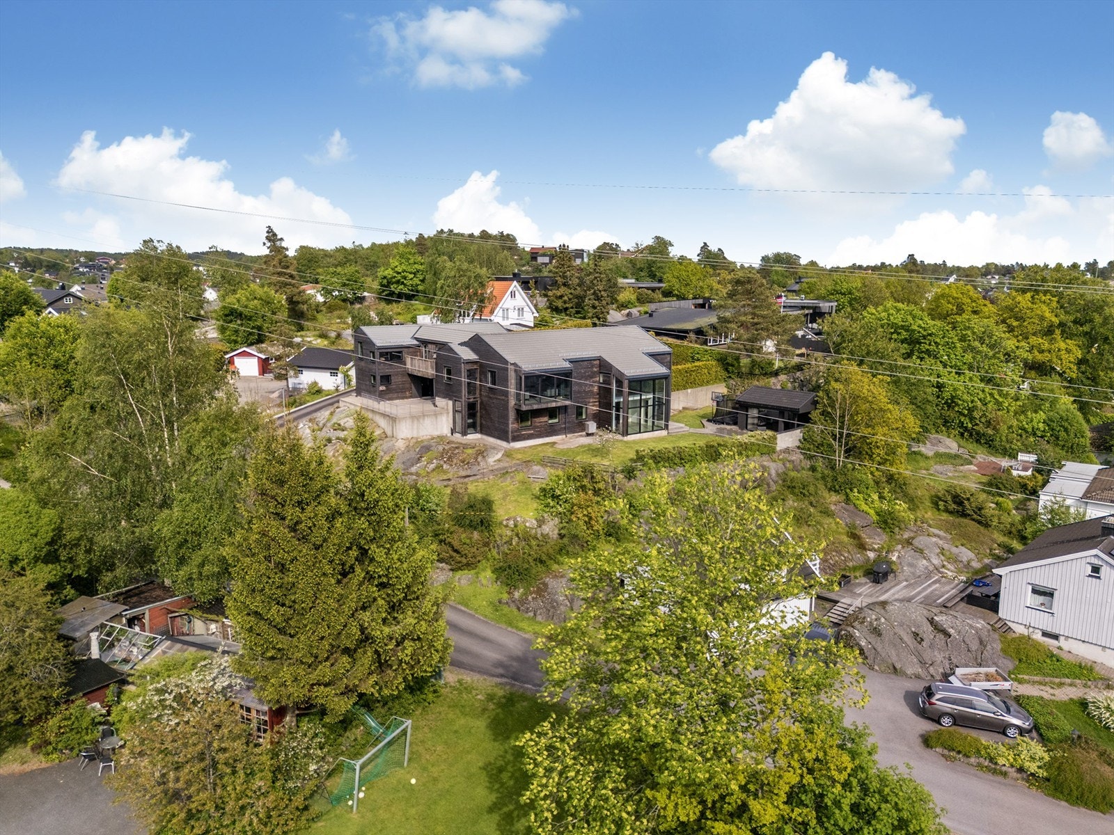 Eiendommen ligger på toppen av Mosserød, et veletablert og attraktivt boligområde. Galleribilde