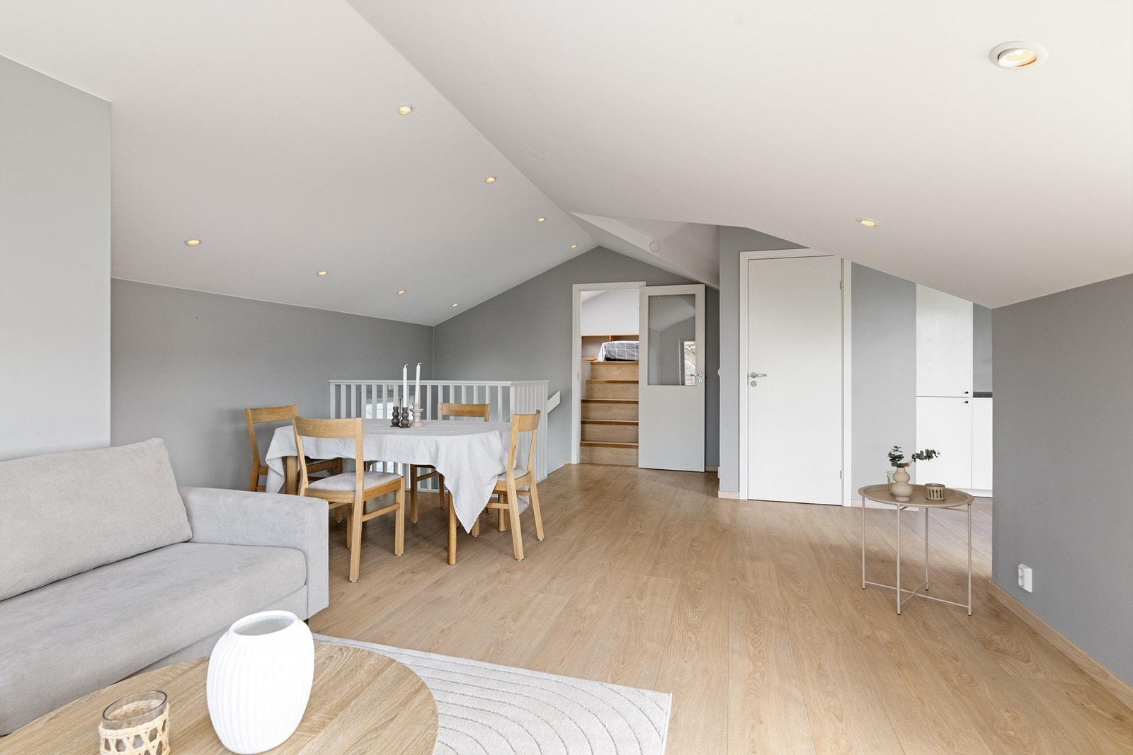 Stuen har laminatgulv og downlights i himlingen. Galleribilde