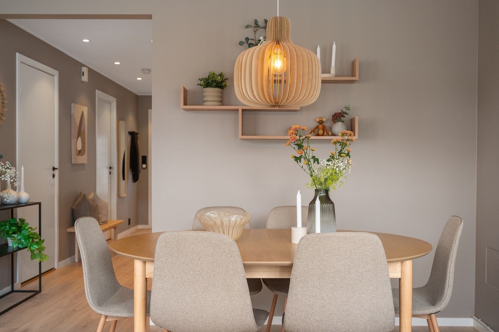 Det er rom for større spisebord om ønskelig. Galleribilde