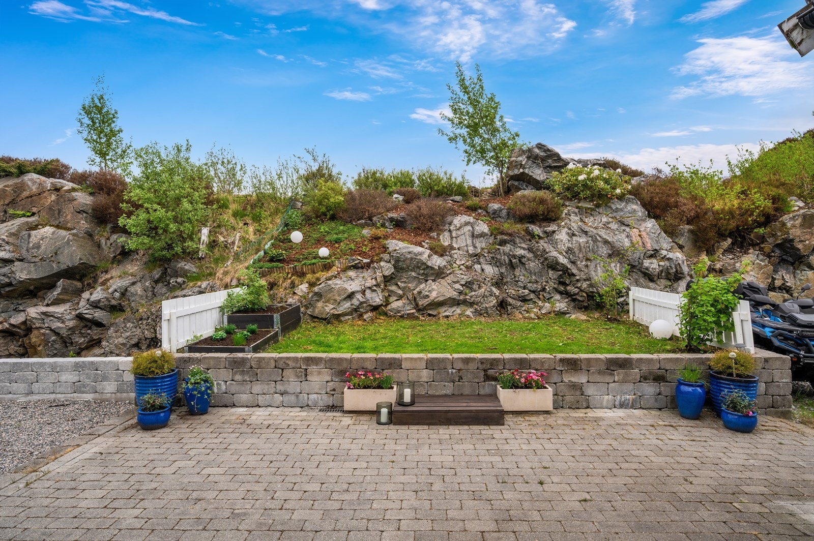 På denne siden er det opparbeidet med plen og ulik beplantning. Galleribilde