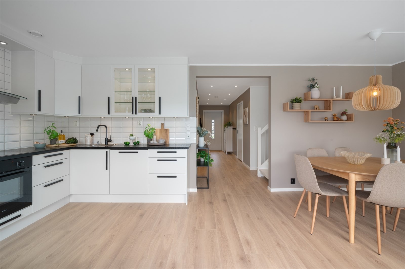 Kjøkkenet er nylig oppgradert og har glatte fronter og laminat benkeplate. Galleribilde