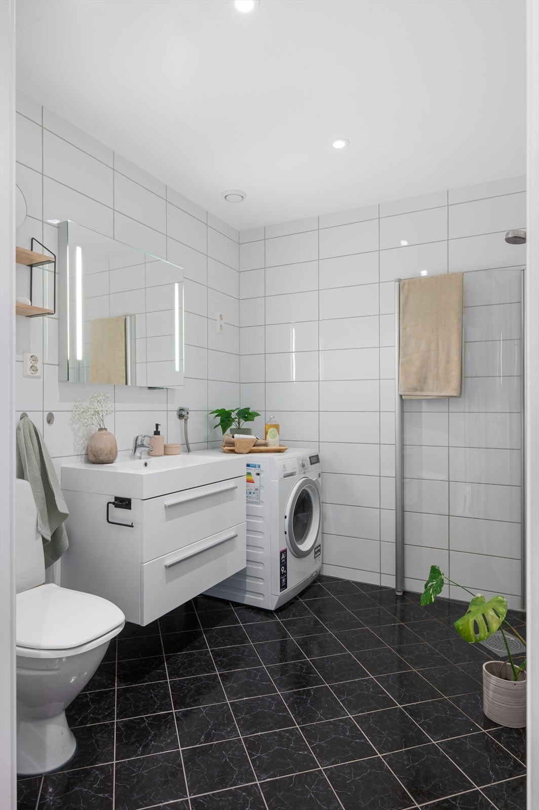 Badet er helfliset i tidløse farger med varmekabler i gulv. Galleribilde