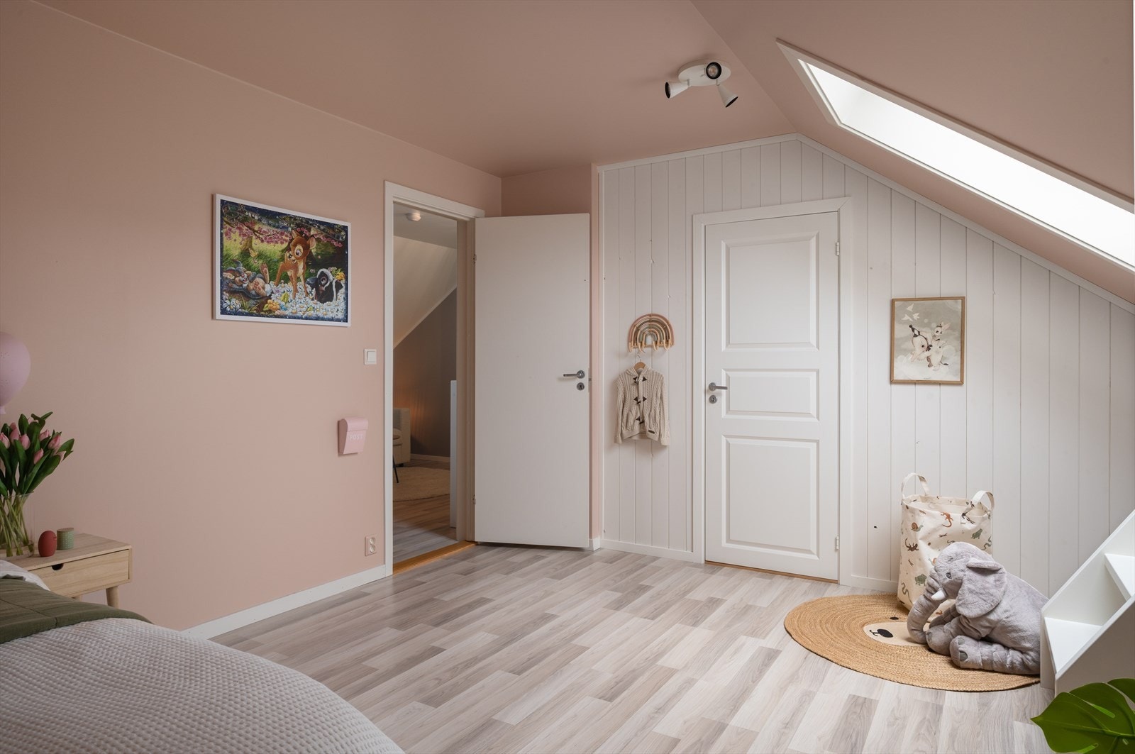 Videre kommer du inn til en sto bod. Perfekt som walk-in garderobe. Galleribilde