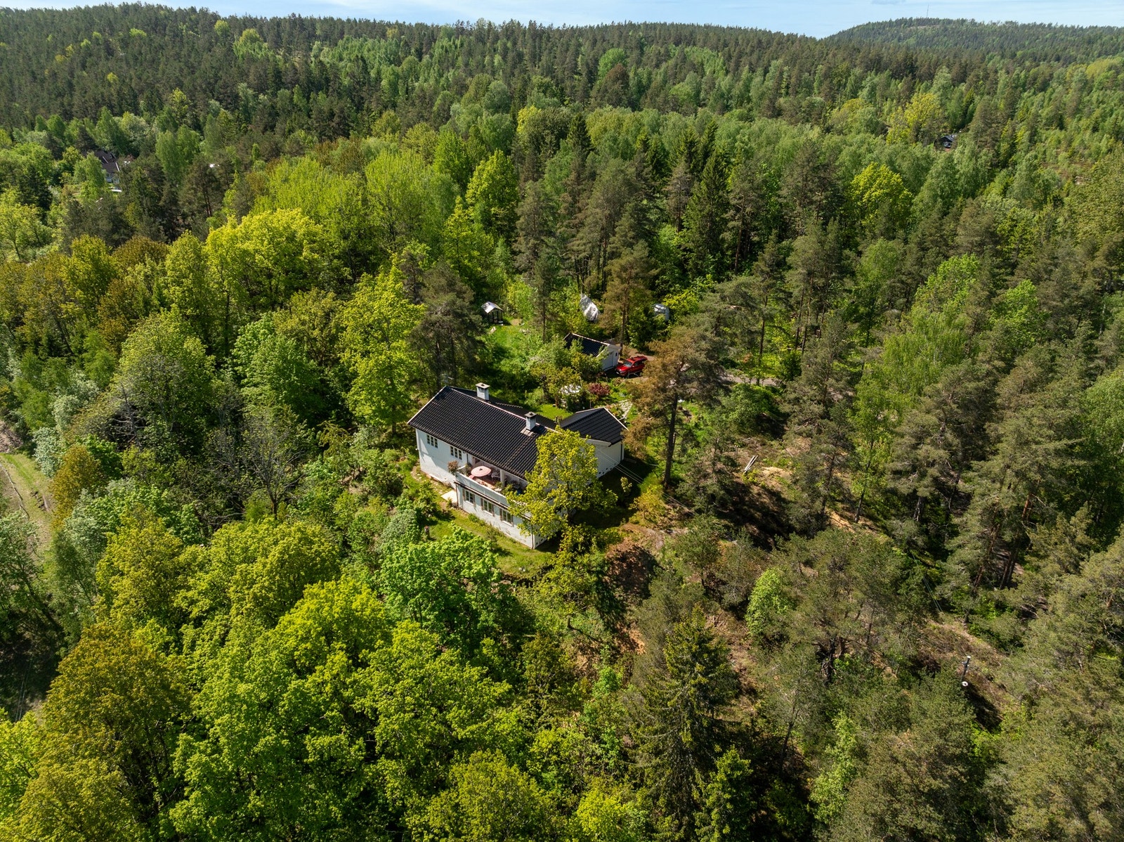 Eiendommen er skjermet og omgitt av vakre, naturskjønne omgivelser. Galleribilde