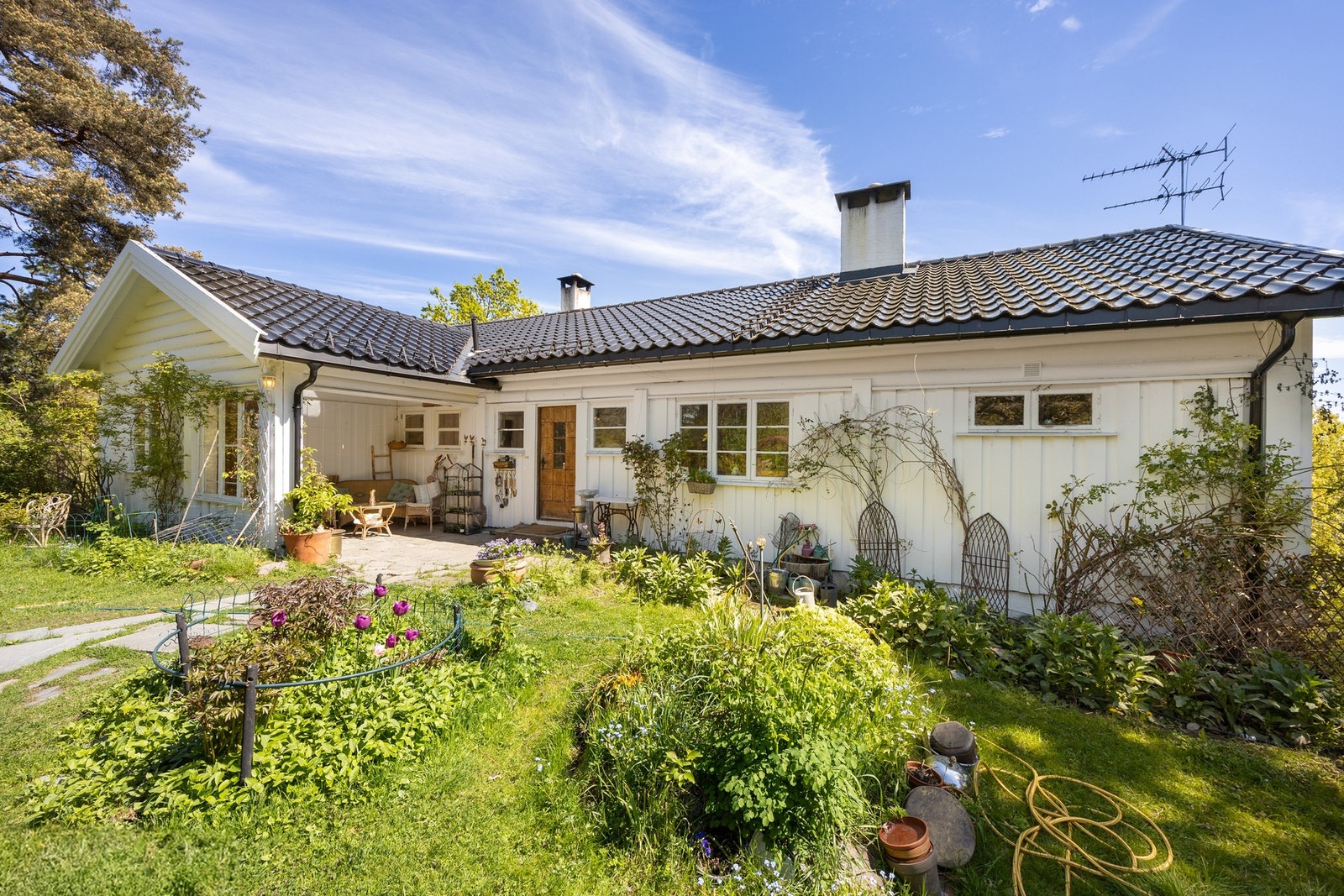 Landlig og hyggelig hage med gode uteområder for både lek og avslapning. Galleribilde