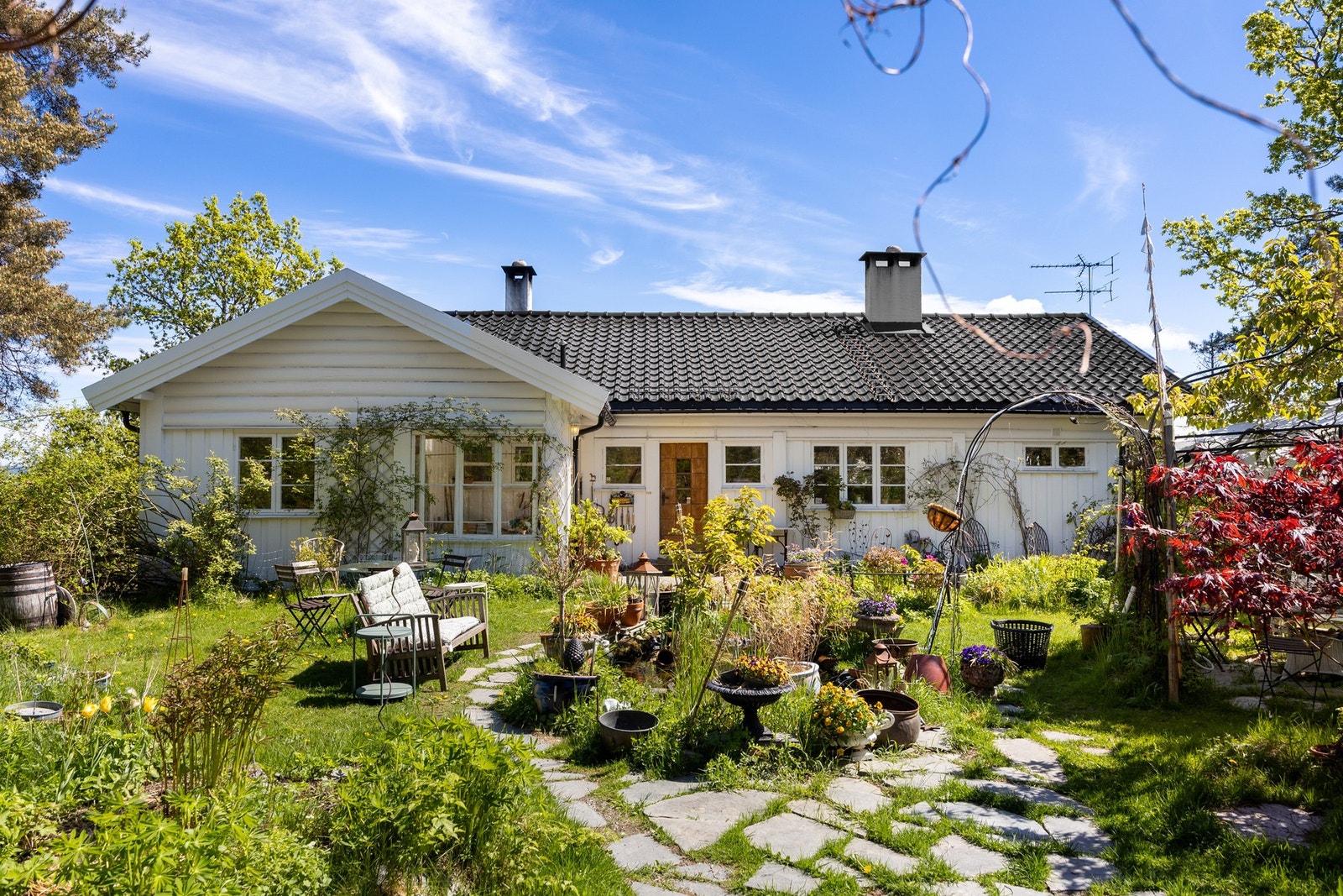 Sjarmerende bolig oppført i 1947 med særpreg og karakter. Galleribilde