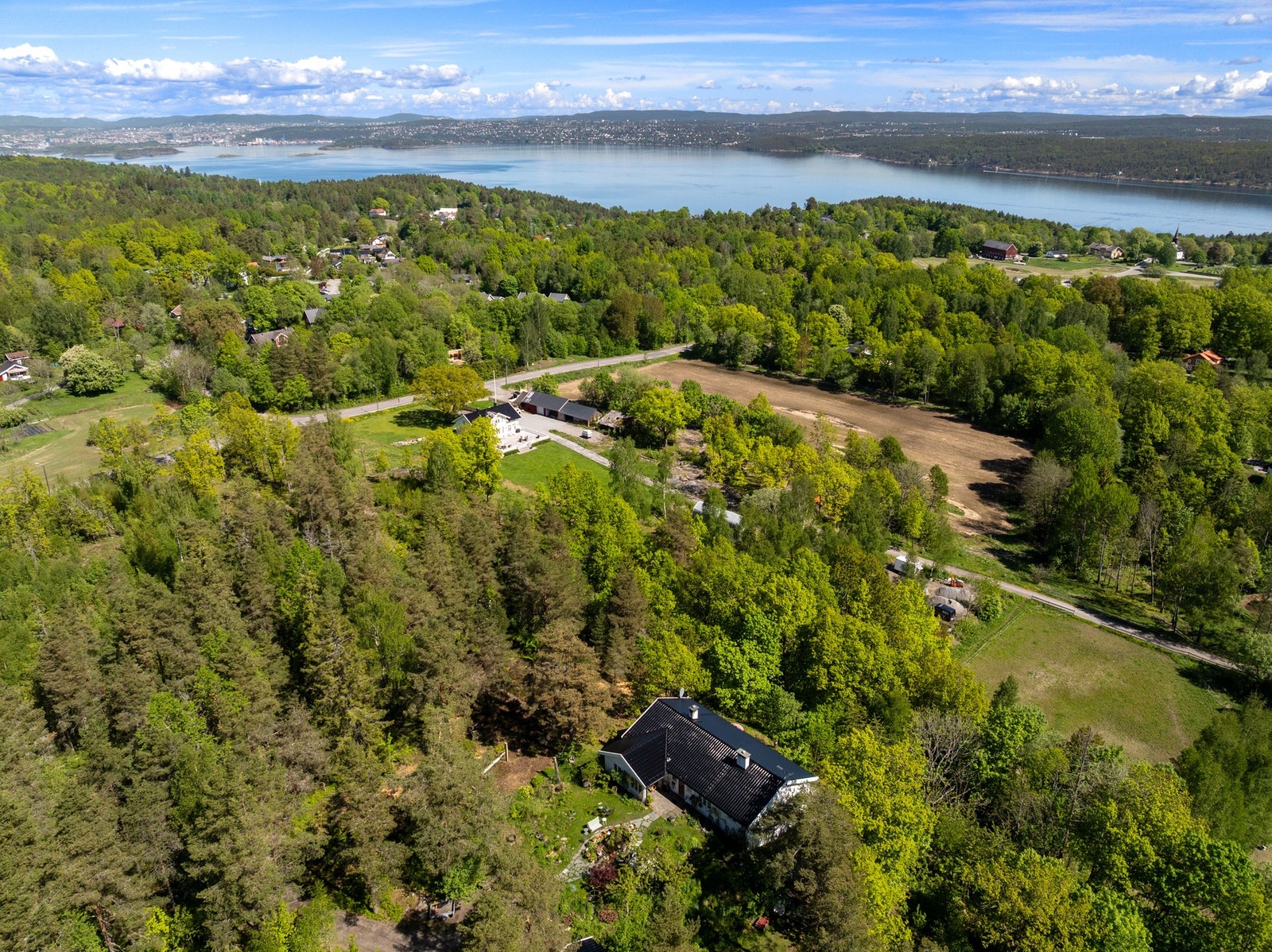 Området på Nesodden gir en unik nærhet til sjøen, med flotte bade- og friluftsmuligheter i naturskjønne omgivelser. Galleribilde
