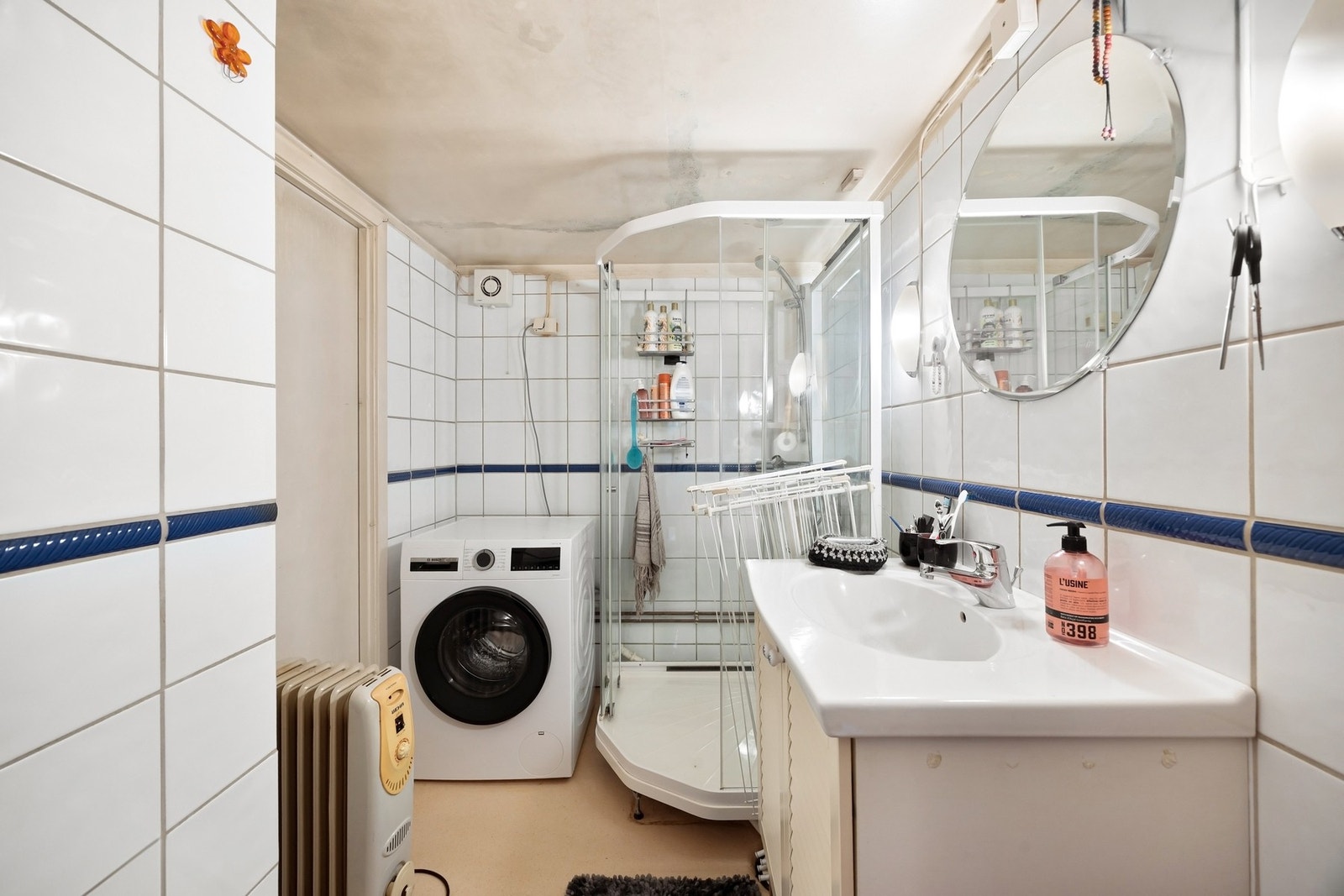 Baderom II er utstyrt med dusjkabinett, servant og opplegg for vaskemaskin. Galleribilde