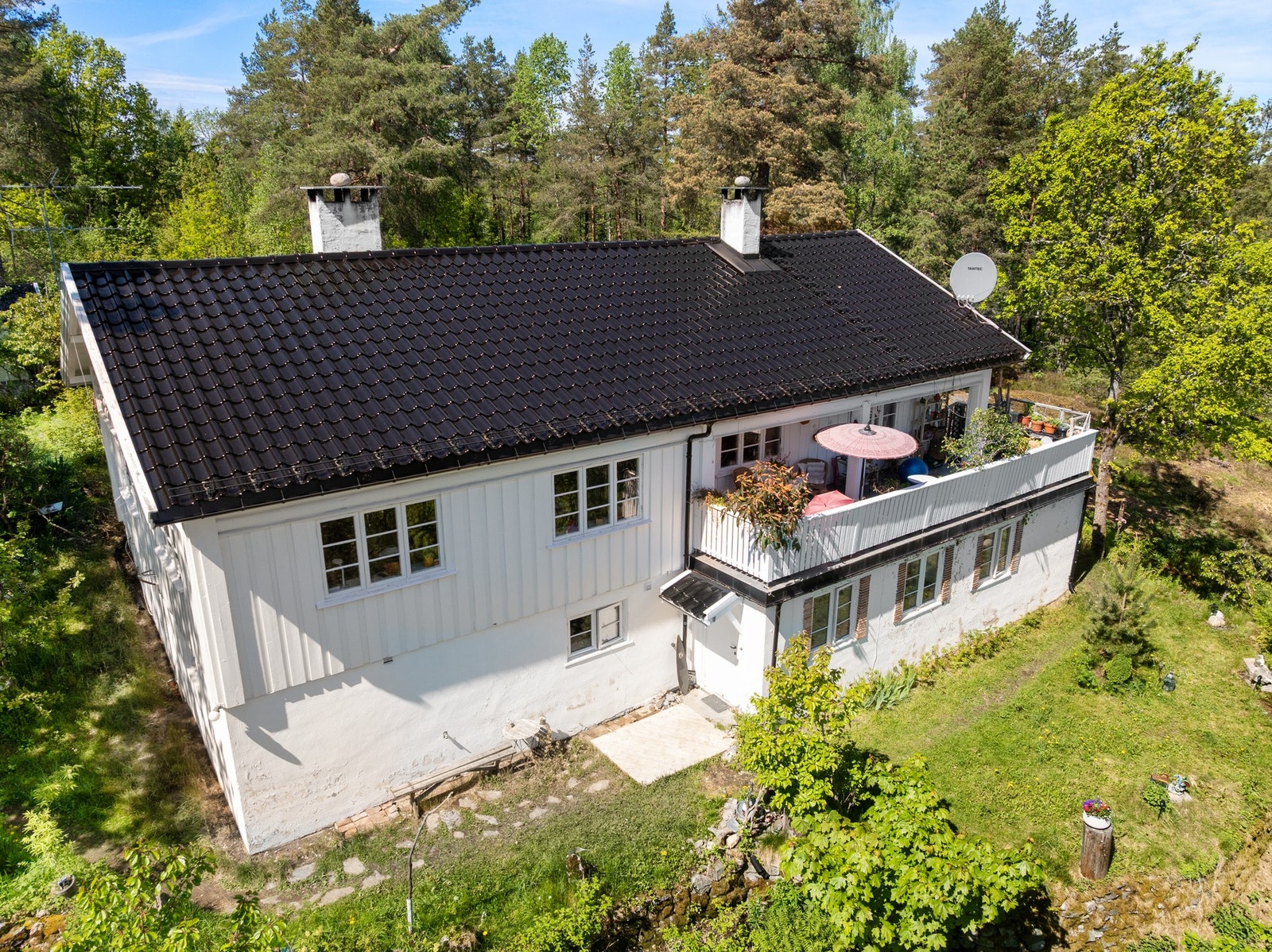 Stor terrasse med gode solforhold og god plass til utemøbler. Galleribilde
