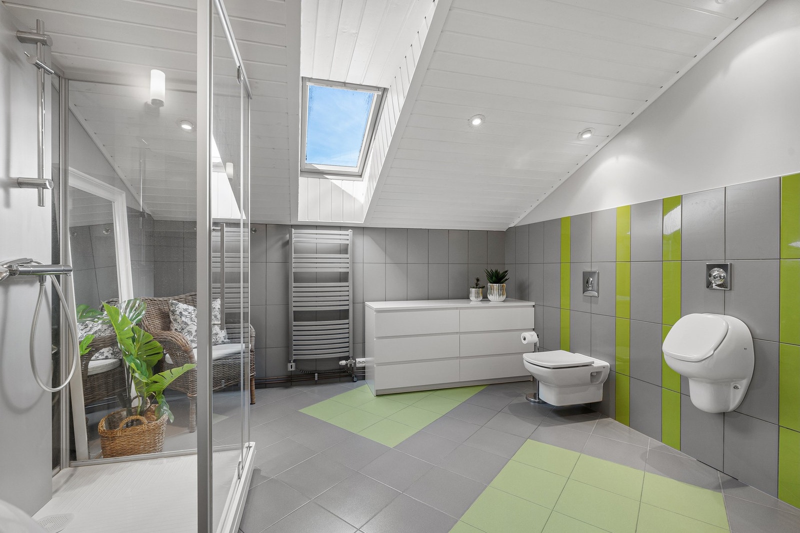 Bad i loftetasjen - Innebygd toalett, urinal og dusj Galleribilde