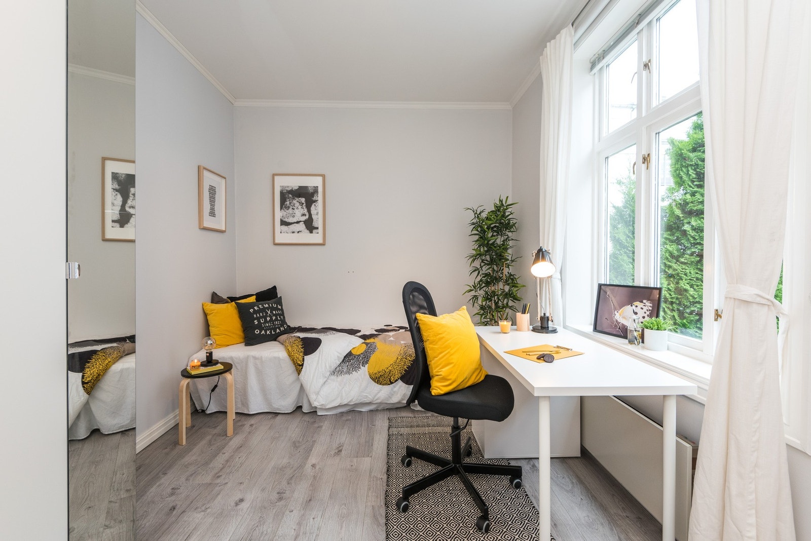 Et allsidig rom med plass til skrivebord, oppbevaring og mer. Galleribilde