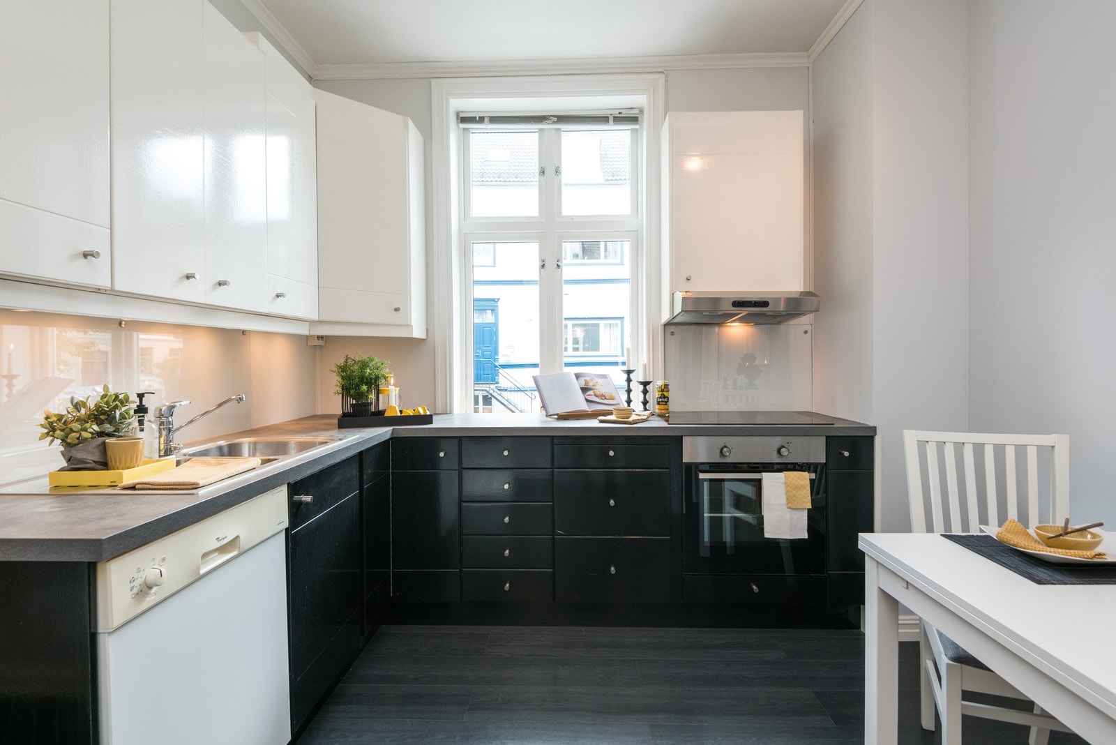 Funksjonelt kjøkken med gode løsninger for både oppbevaring og matlaging. Veggen til høyre er fjernet til fordel for større kjøkken, se neste bilde. Galleribilde