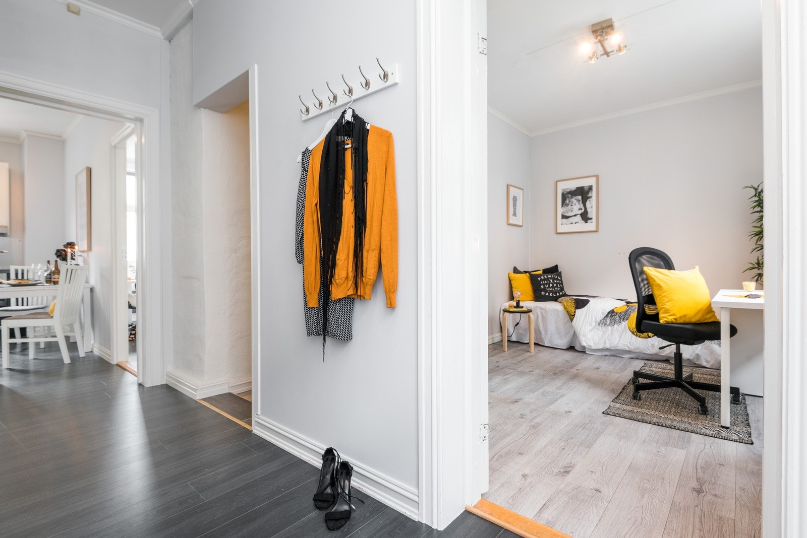 Lys og ryddig gang med enkel adkomst til rommene. Galleribilde