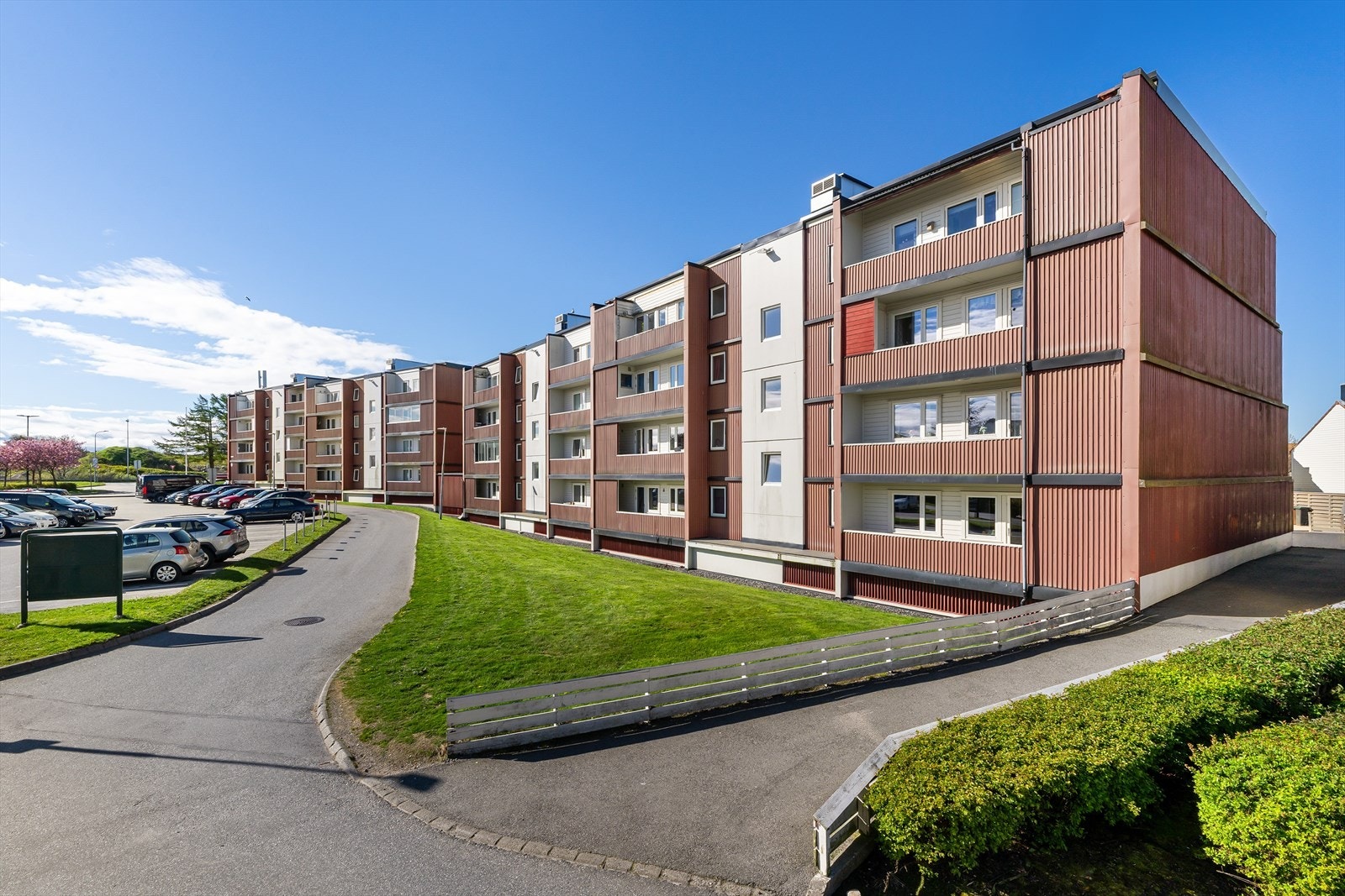 Leiligheten ligger fint til på Skeie, med kort vei til skole, barnehage, idrettsanlegg og flotte turområder Galleribilde