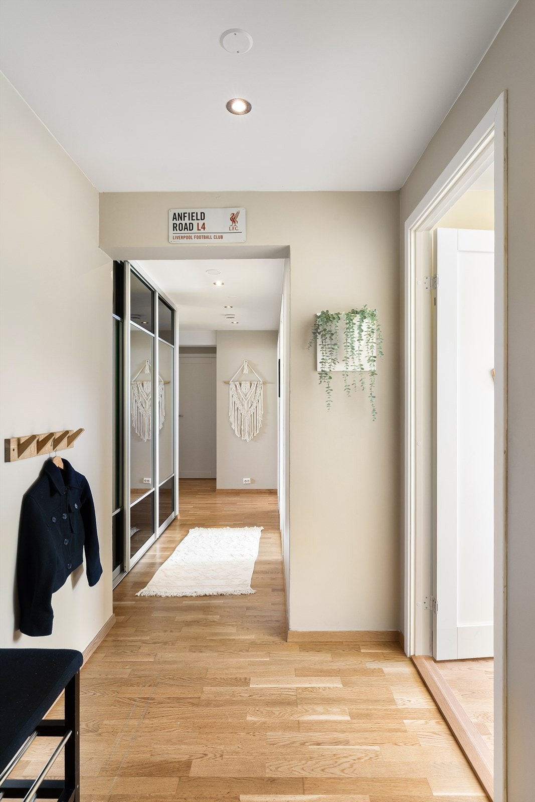 Lys entré med oppheng for yttertøy Galleribilde