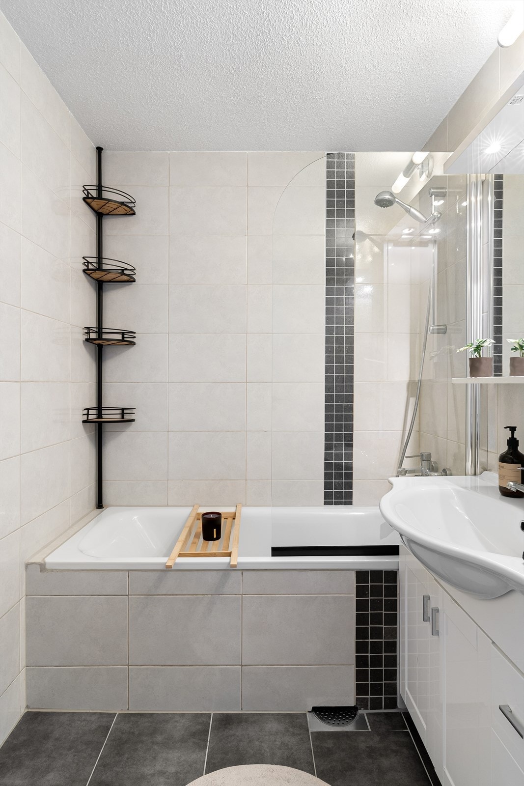 Badet er innredet med nedfelt servant og badekar Galleribilde