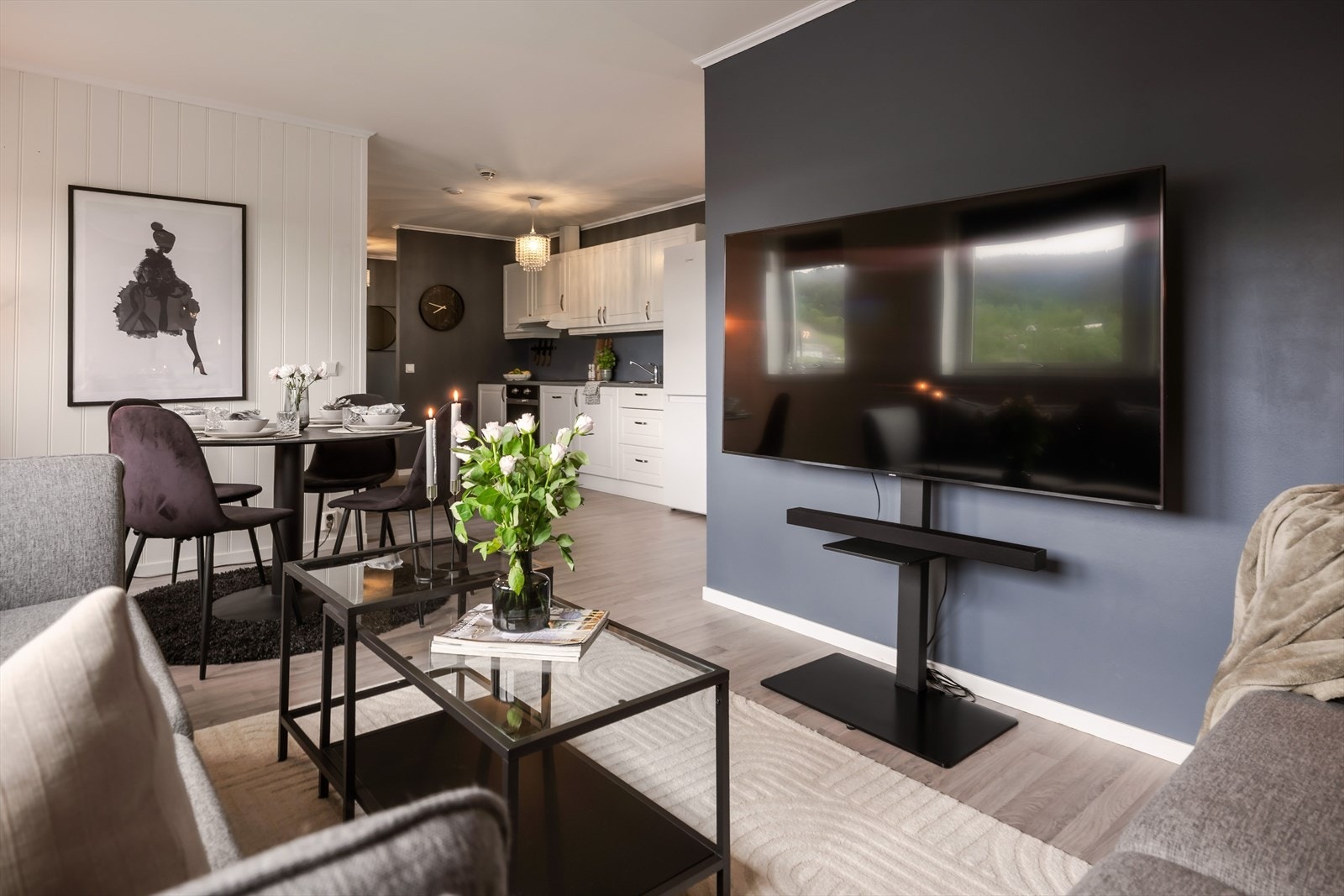 Stue og kjøkken ligger i en åpen og sosial løsning på ca. 28,5 m², med god plass til både sofagruppe, TV-sone og spisebord. Galleribilde