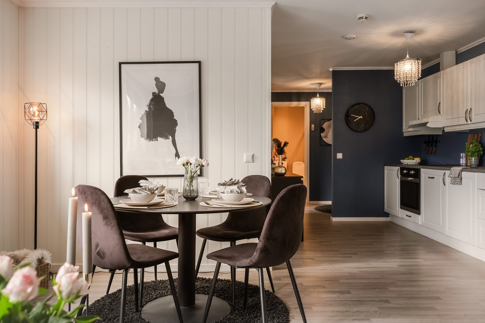 Rommet har flere vinduer som slipper inn godt med naturlig lys, samtidig som man får et hyggelig utsyn mot nærområdet og grønne omgivelser. Galleribilde