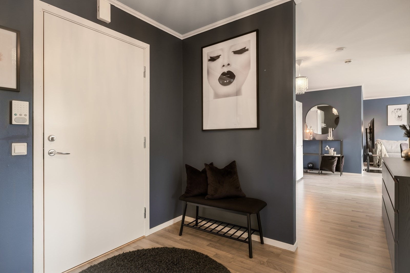 Entreen gir et godt førsteinntrykk av leiligheten og fungerer som et naturlig fordelingspunkt videre inn mot stue/kjøkken, bad og soverommene. Galleribilde