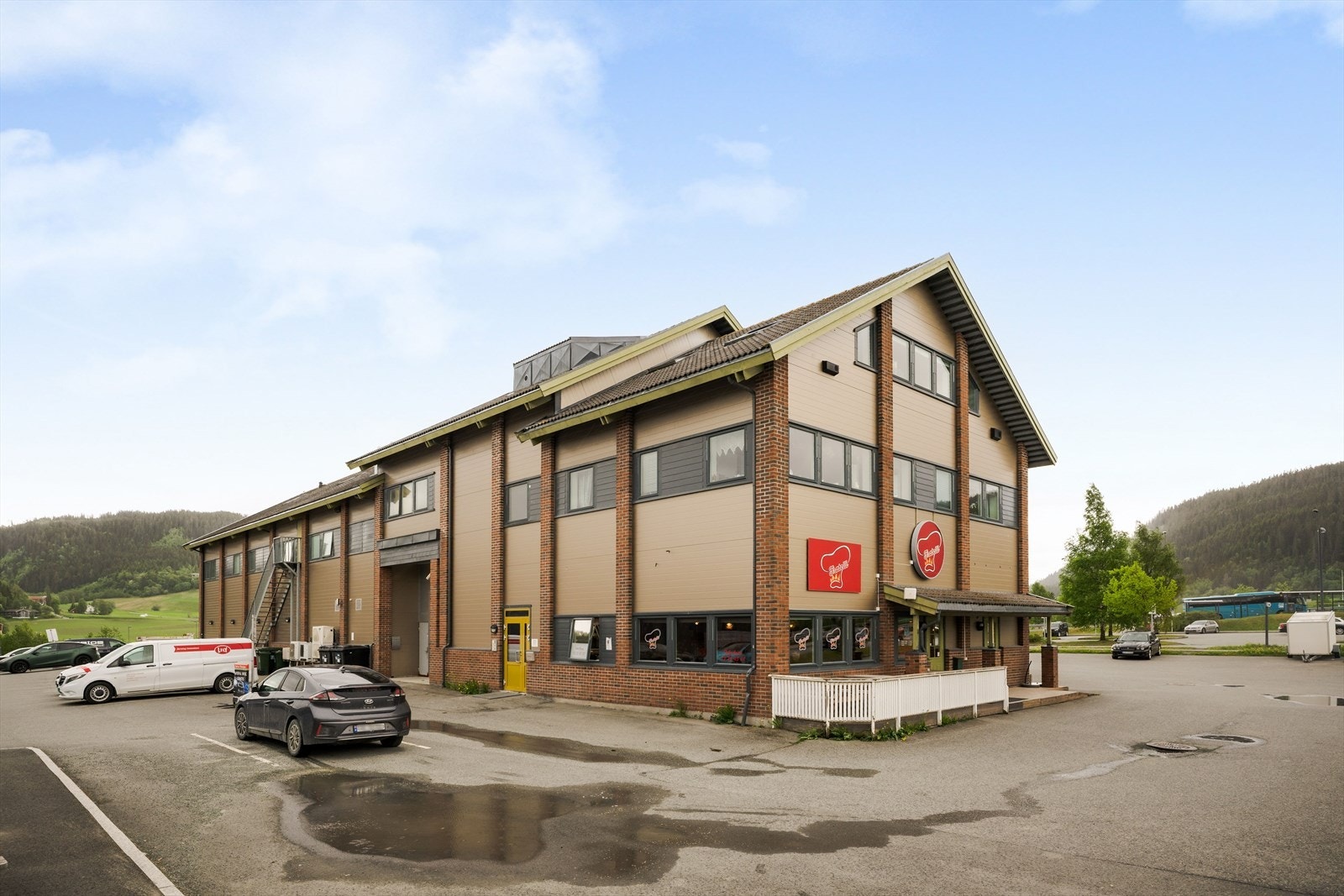 Leiligheten har fin beliggenhet i Børsa sentrum i Skaun kommune, med pizzarestaurant og bensinstasjon i samme bygg, samt dagligvare og post i butikk nabobyggene. Galleribilde