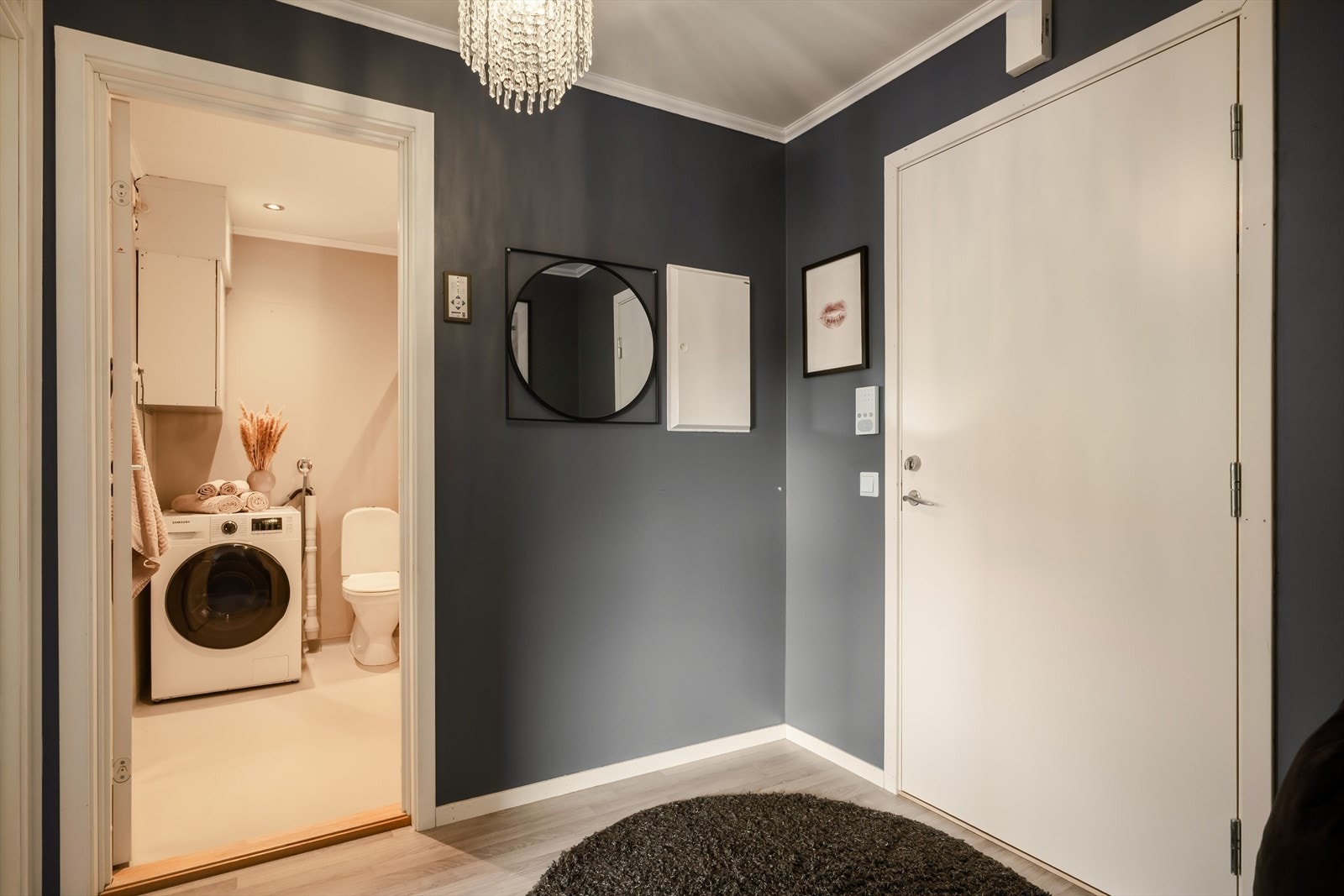 Badet er på ca. 5 m² og er romslig og praktisk utformet med god plass til både daglig stell og klesvask. Galleribilde