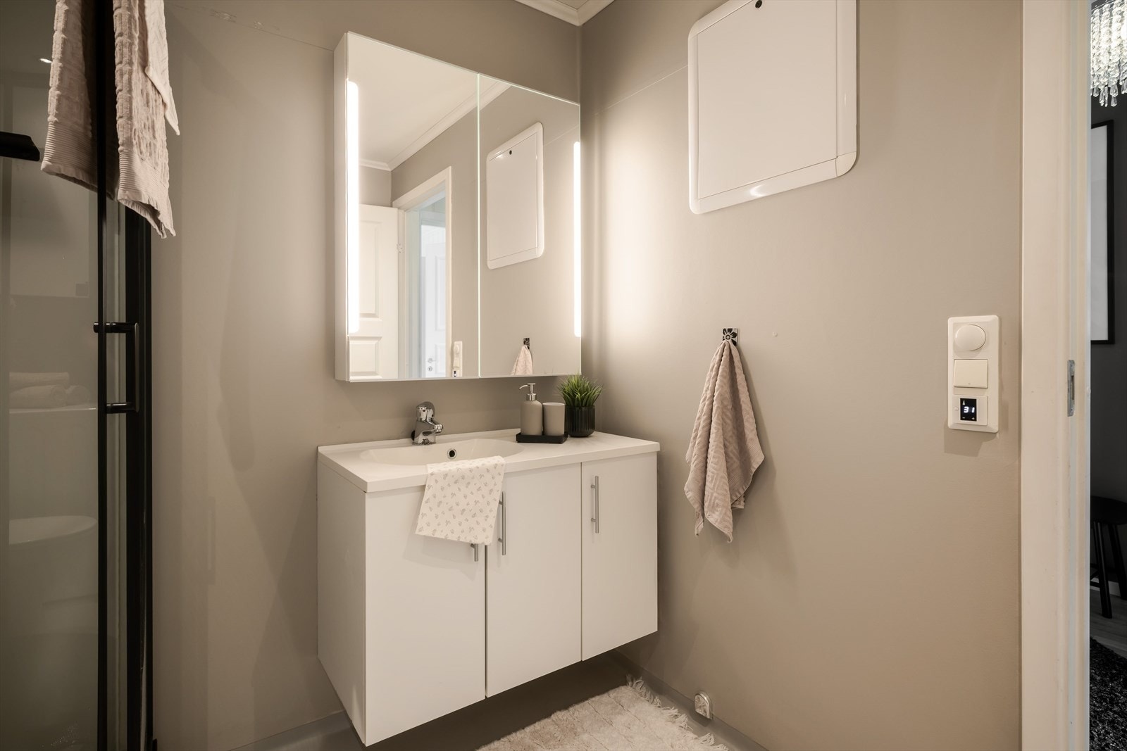 Det er belegg på gulv og vegger, malt overflate i himling og downlights som gir god belysning. Badet har også gulvvarme, ventilasjonsaggregat, rørfordelingsskap og mekanisk avtrekk. Galleribilde