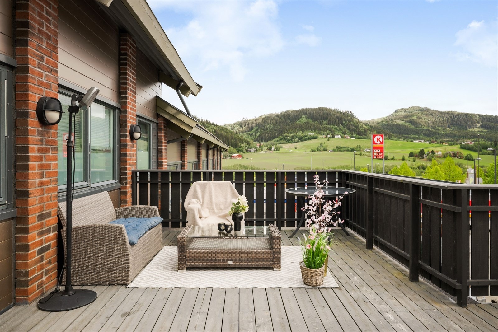 Leiligheten har tilgang til en stor og solrik felles takterrasse med meget gode oppholdssoner. Terrassen byr på rikelig med plass til utemøbler, sittegrupper og sosialt samvær, og fremstår som et flott uterom for beboerne. Galleribilde