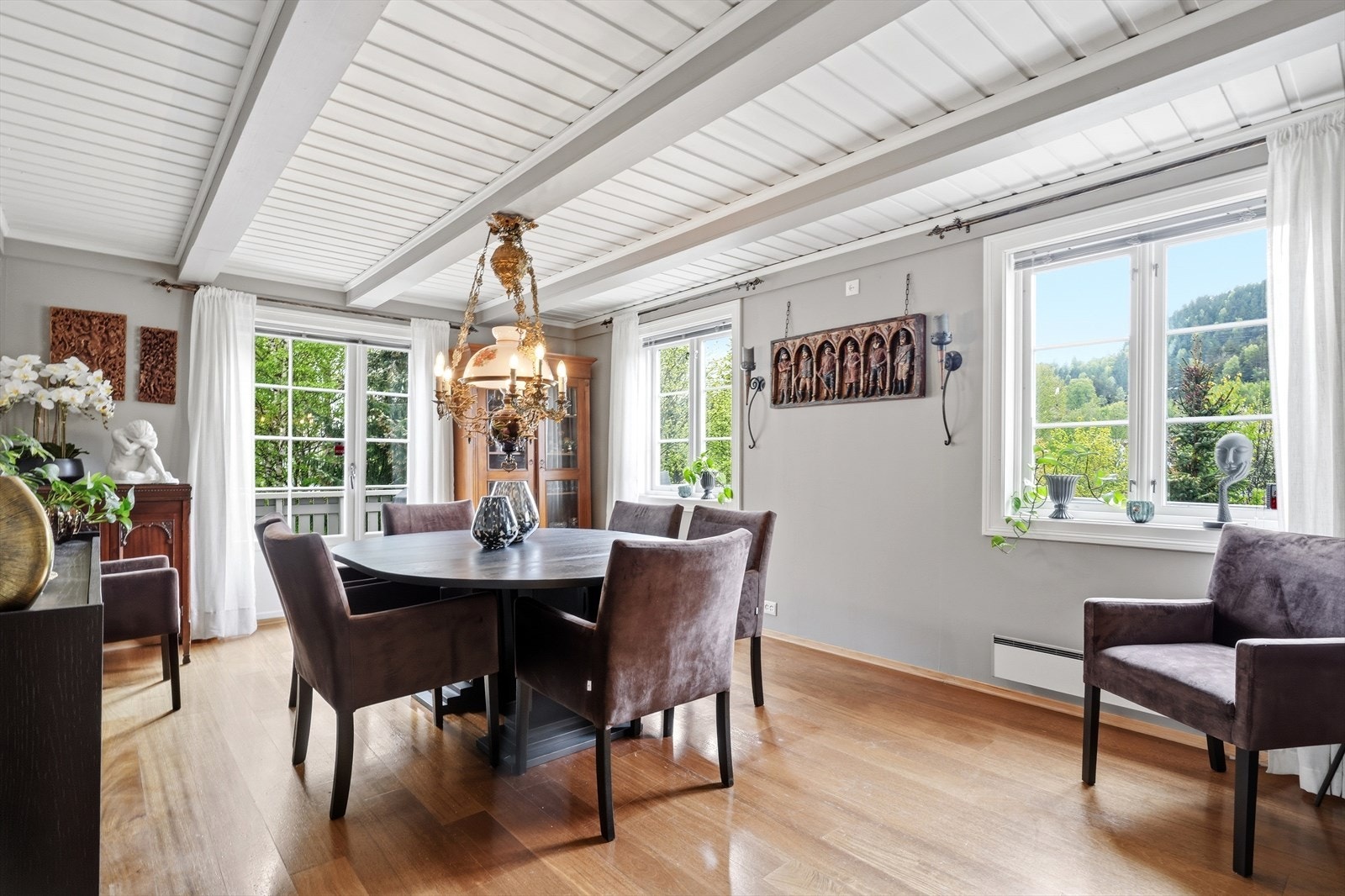 I tilknytning til stuen ligger spisestuen, med plass til store selskaper. Galleribilde
