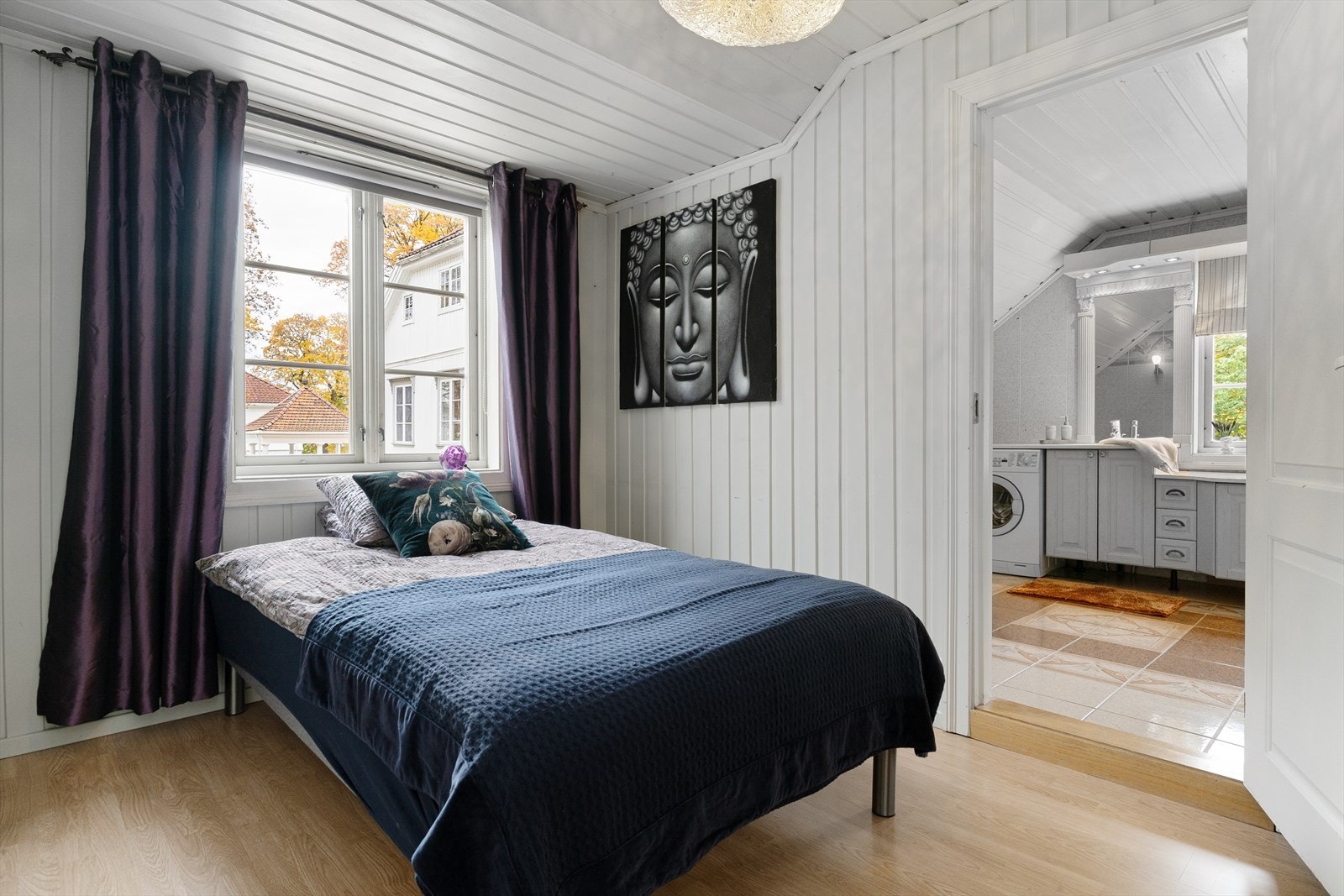 Det andre rommet i etasjen har direkte adkomst til badet. Galleribilde