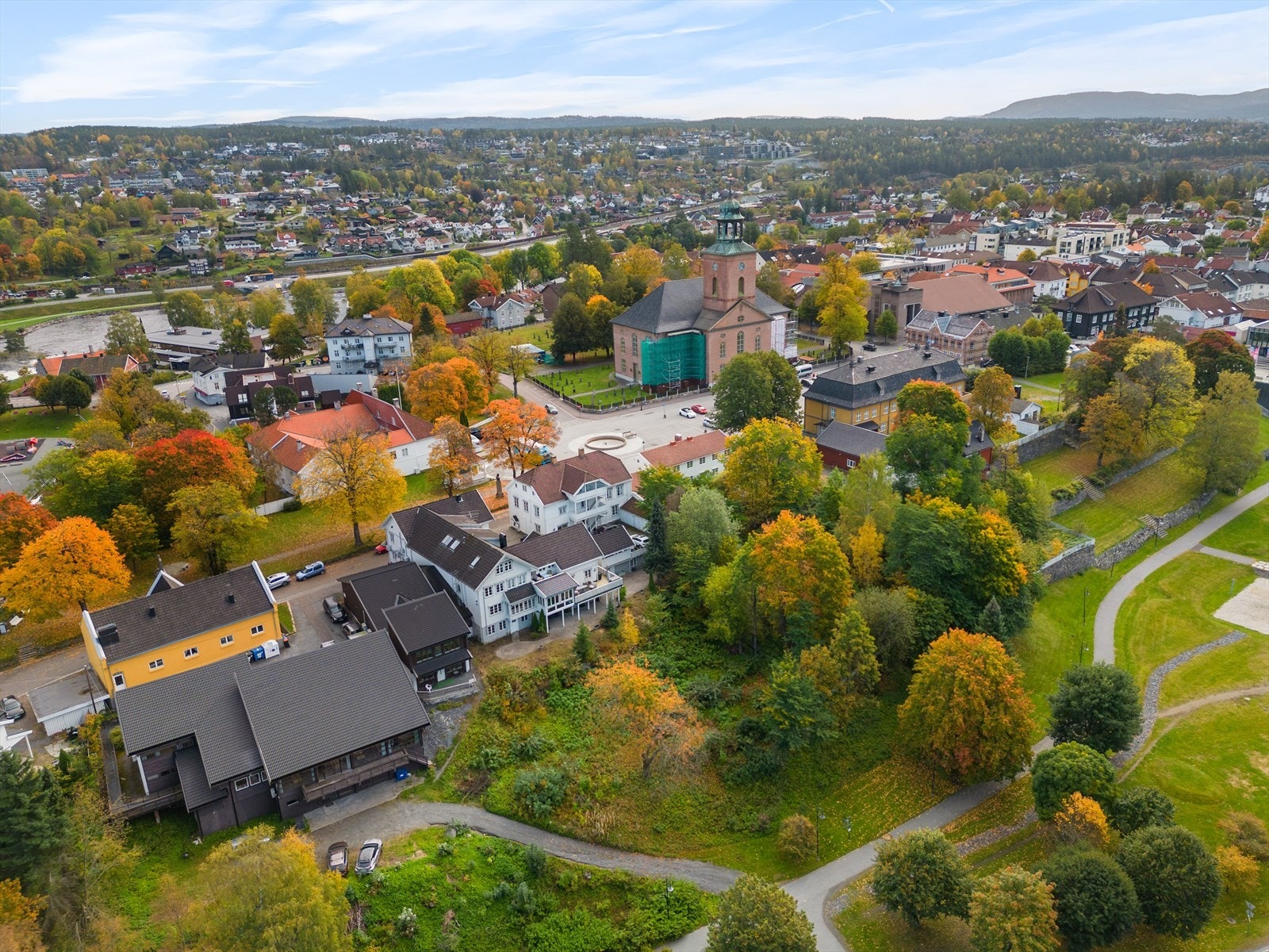 Beliggenheten gir nærhet til både byliv og turområder. Galleribilde