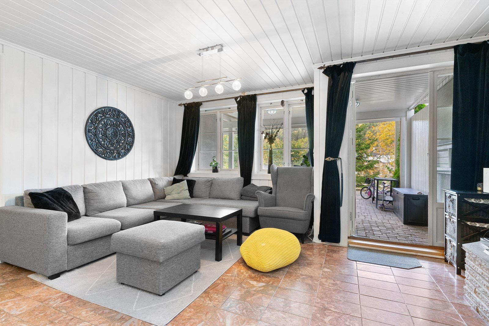 Stuen i underetasjen har plass til sofagruppe og utgang til overbygd uteplass. Galleribilde