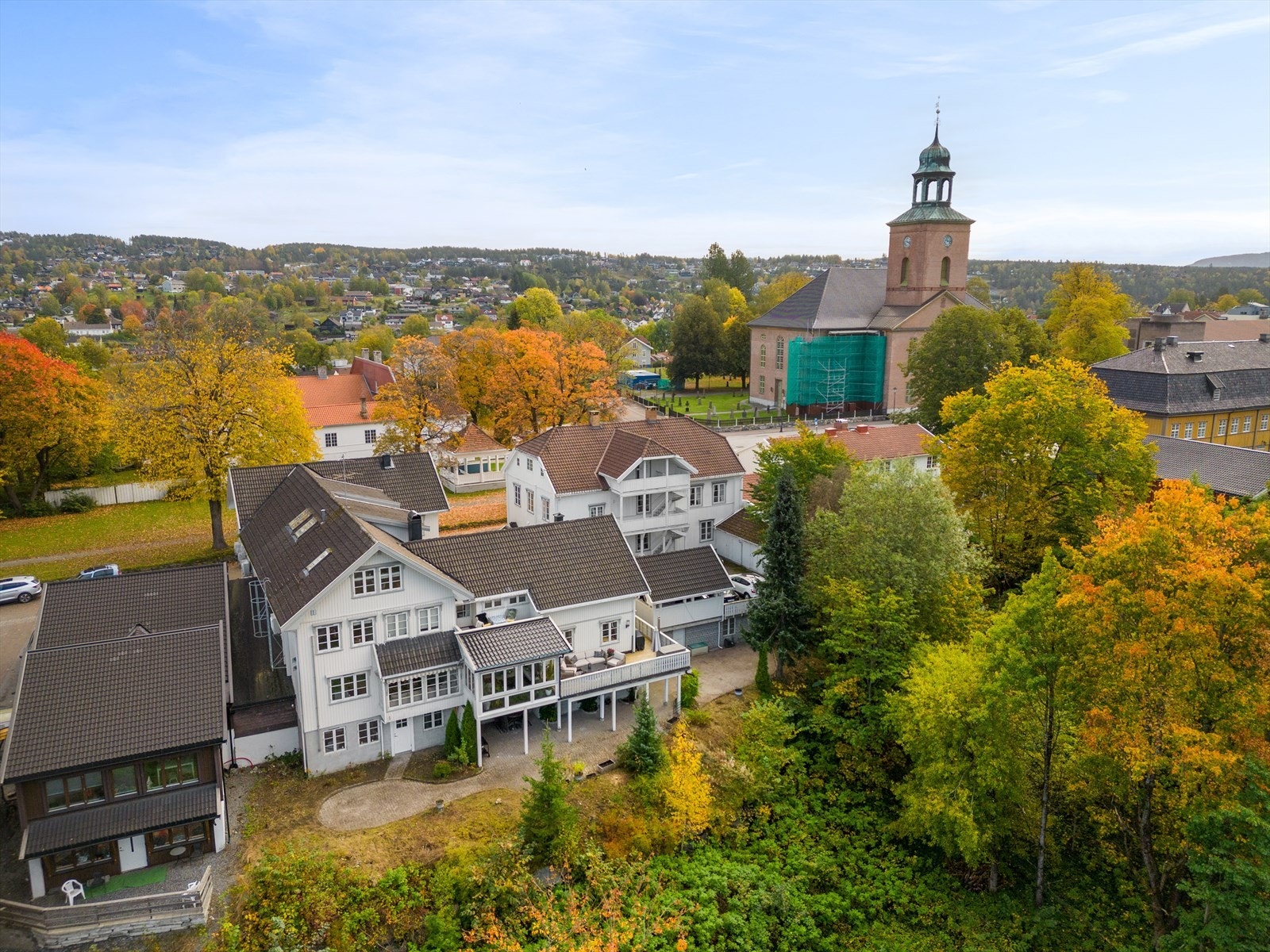 Kongsberg kirke er et landemerke i nabolaget. Galleribilde