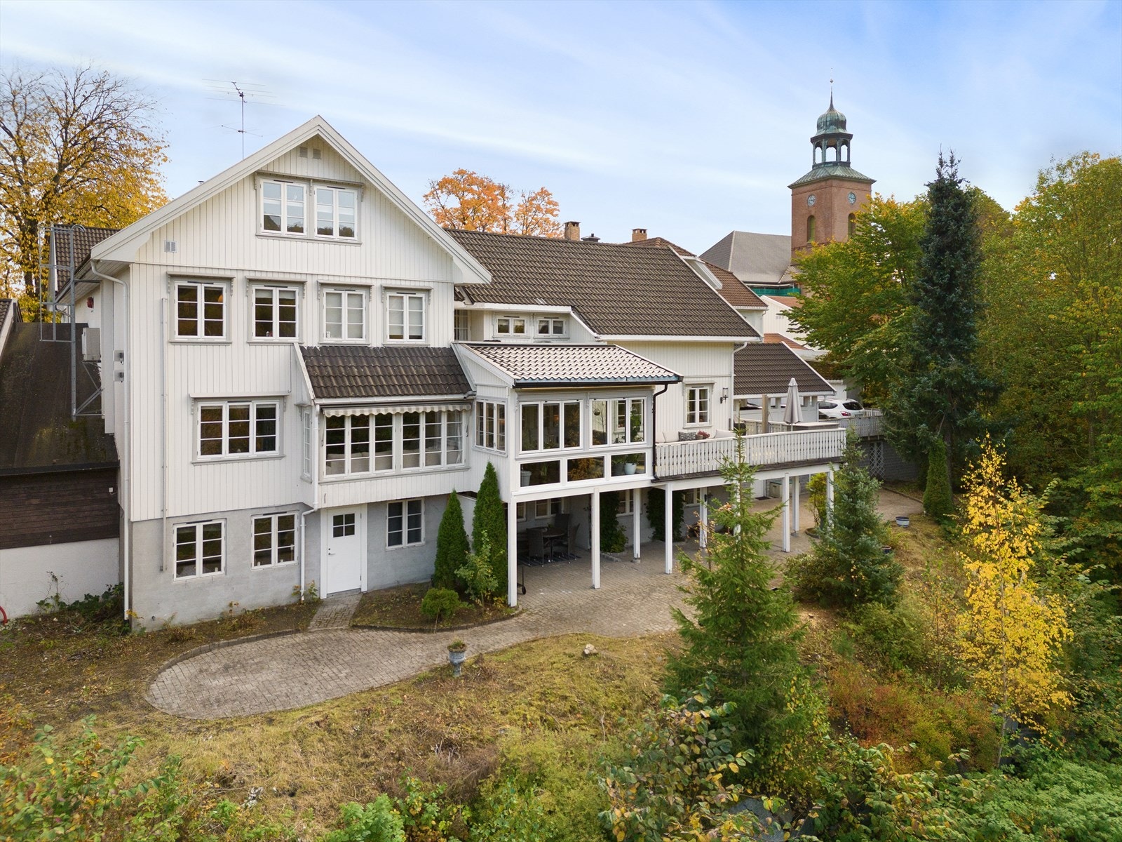 Sentral beliggenhet på Vestsida i Kongsberg, med gangavstand til byens fasiliteter som Krona, Teknologiparken og Knutepunktet. Galleribilde